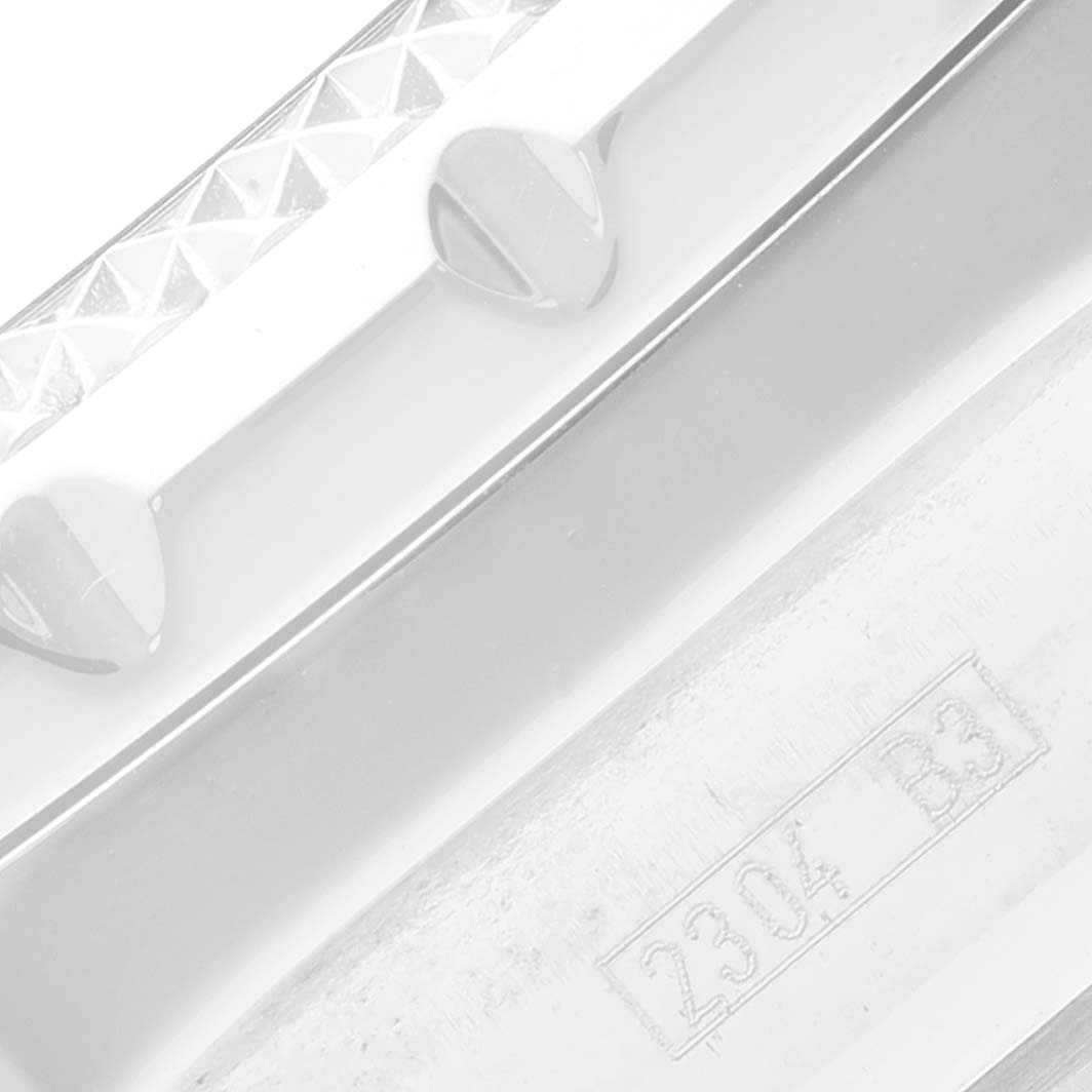 The close-up image shows parts of the bezel and inner casing of the Bentley model by Breitling.