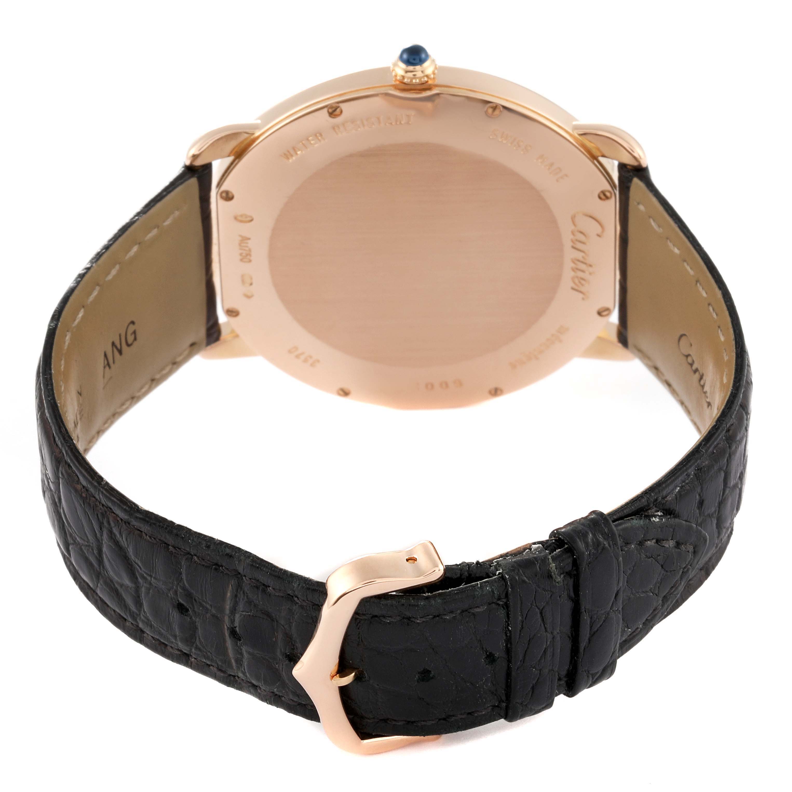 The image shows the back and strap of a Cartier Ronde W6801004 Men
s Rose Gold Silver Dial W6801004 Men
s Rose Gold Silver Dial watch, highlighting the caseback and leather buckle.