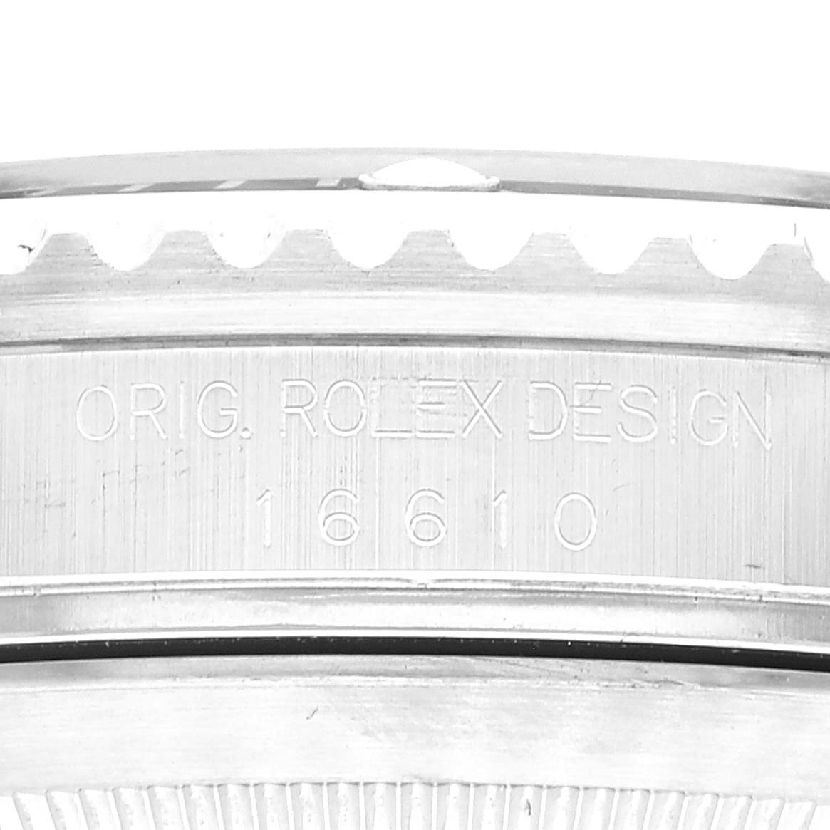 This image shows the side view of a Rolex Submariner 16610 Men
s Stainless Steel Black Dial 16610 Men
s Stainless Steel Black Dial, focusing on the engraving "ORIG. ROLEX DESIGN 16610."