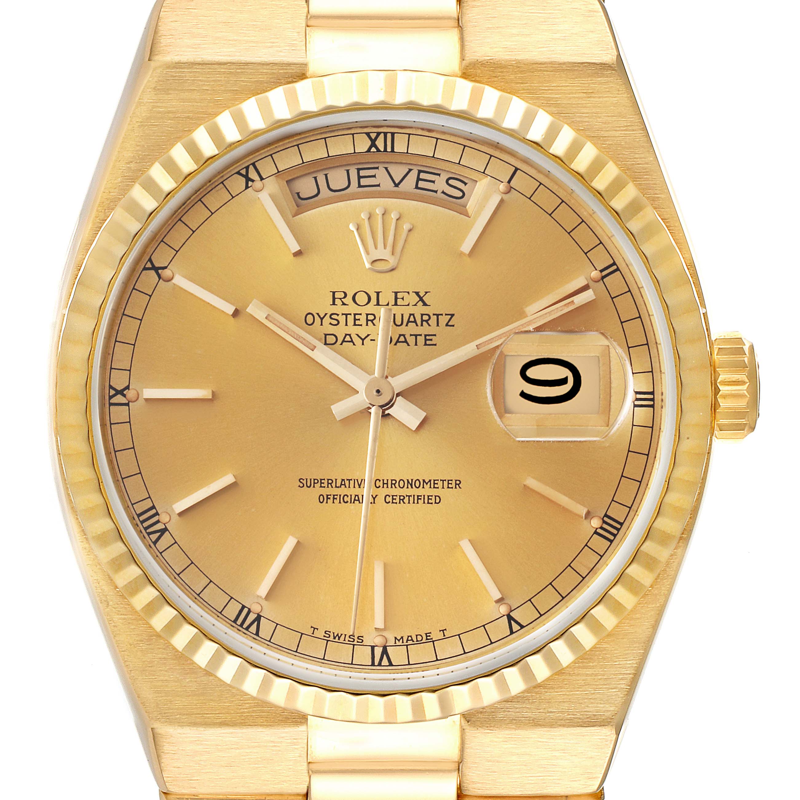 This image shows a front view of a Rolex Oysterquartz 19018 Men
s Yellow Gold Champagne Dial 19018 Men
s Yellow Gold Champagne Dial watch, highlighting the dial, hands, date window, and day display.