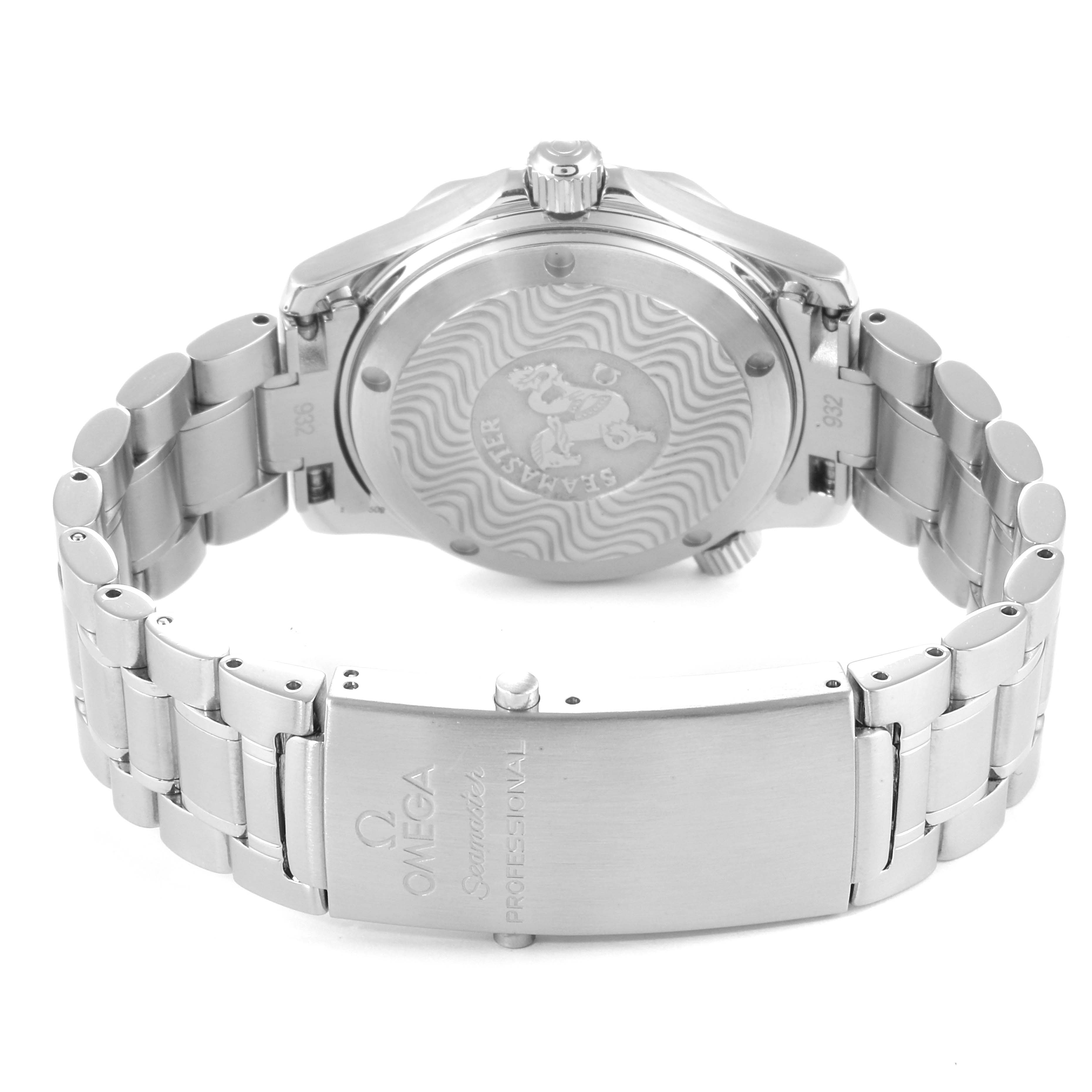 This image shows the back of an Omega Seamaster 2553.80.00 Men
s Stainless Steel Blue Dial 2553.80.00 Men
s Stainless Steel Blue Dial watch and the clasp of its metal bracelet.