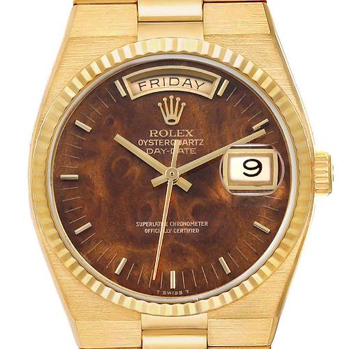 The image shows a frontal view of the Rolex Oysterquartz 19018 Men's Yellow Gold Brown Dial, highlighting the dial, day, date, bezel, and crown.
