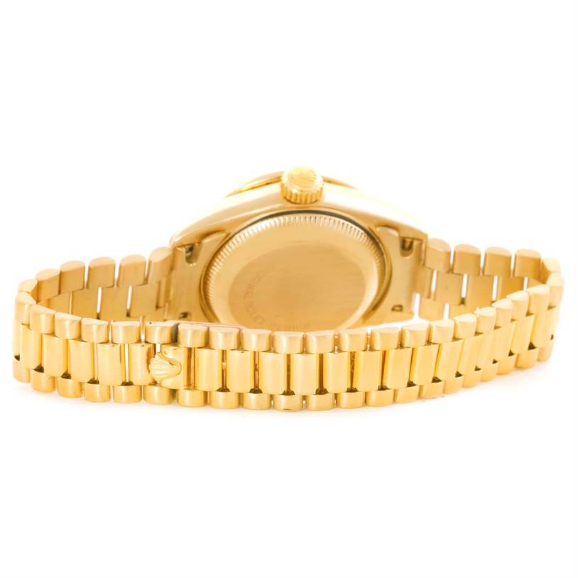 The image shows the back and bracelet of the Rolex President 69138 Women
s Yellow Gold Pink Dial 69138 Women
s Yellow Gold Pink Dial model watch.