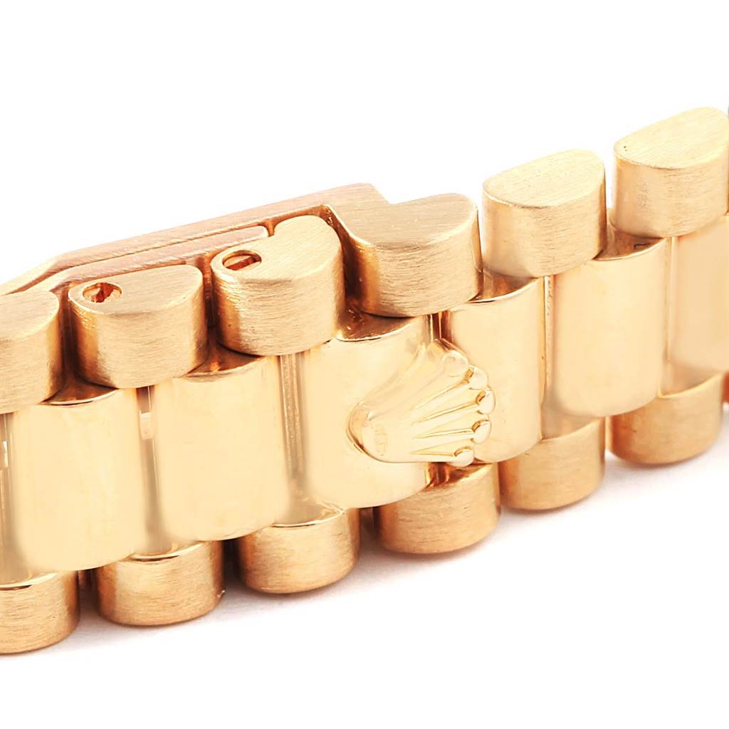 This image shows a close-up of the bracelet links of a Rolex President 79268 Women
s Yellow Gold Champagne Dial 79268 Women
s Yellow Gold Champagne Dial model watch.
