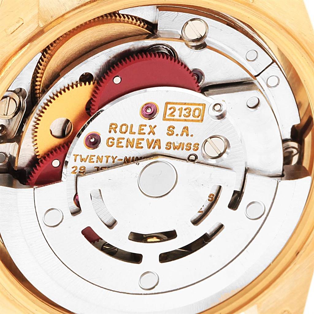 This is an image showing the internal mechanism of the Rolex President 67198 Women
s Yellow Gold Champagne Dial 67198 Women
s Yellow Gold Champagne Dial model watch, highlighting gears and movement components.
