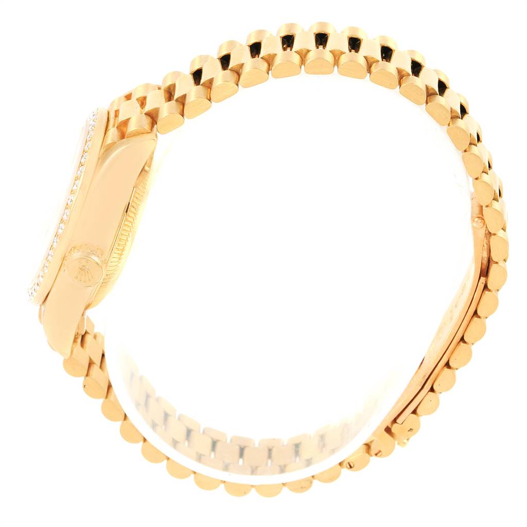 The image shows a side angle of the Rolex President 69138 Women
s Yellow Gold Black Dial 69138 Women
s Yellow Gold Black Dial model watch, highlighting the bracelet and the crown.