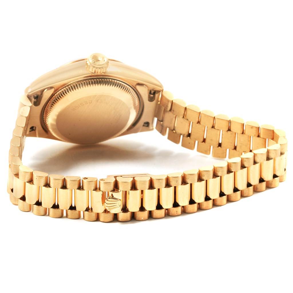 The image shows the back case and the bracelet of a Rolex President 69178 Women
s Yellow Gold Silver Dial 69178 Women
s Yellow Gold Silver Dial model watch.