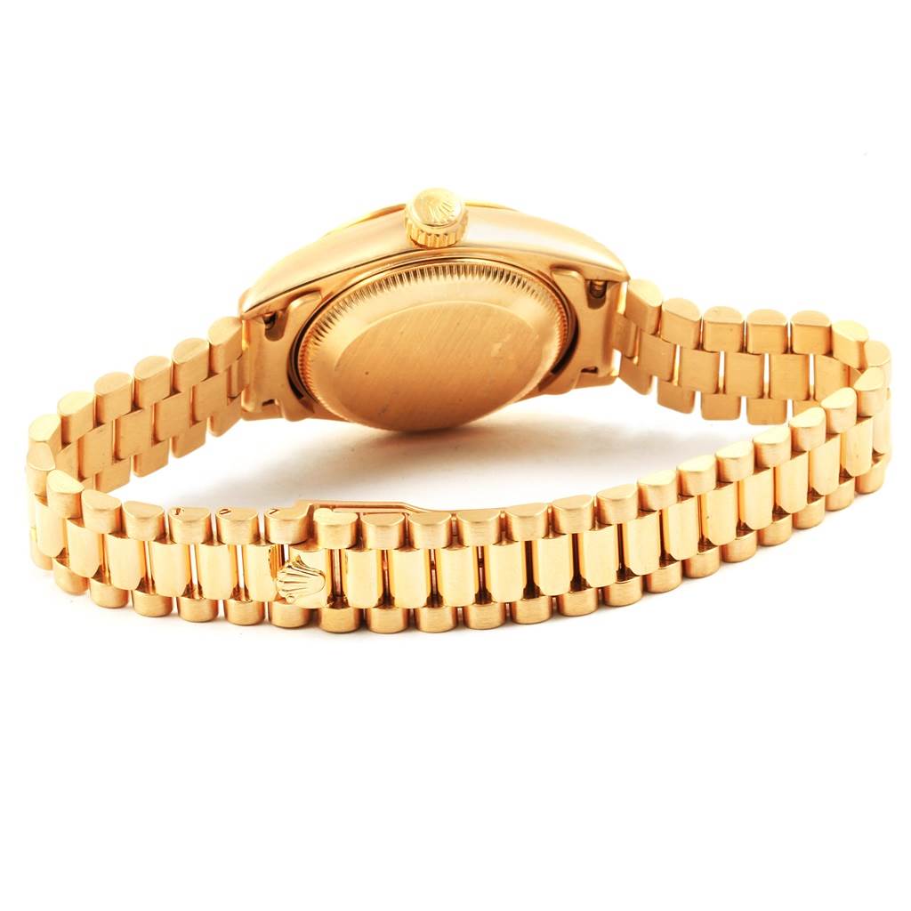 The photo shows the back view of a Rolex President 69178 Women
s Yellow Gold Mother of Pearl Dial 69178 Women
s Yellow Gold Mother of Pearl Dial model watch, highlighting its case back and bracelet.