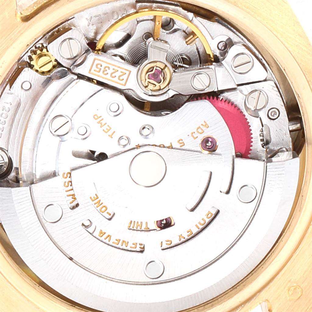 The image shows a close-up of the internal mechanics of a Rolex President 179298 Women
s Yellow Gold Champagne Dial 179298 Women
s Yellow Gold Champagne Dial model watch, detailing gears and movement parts.