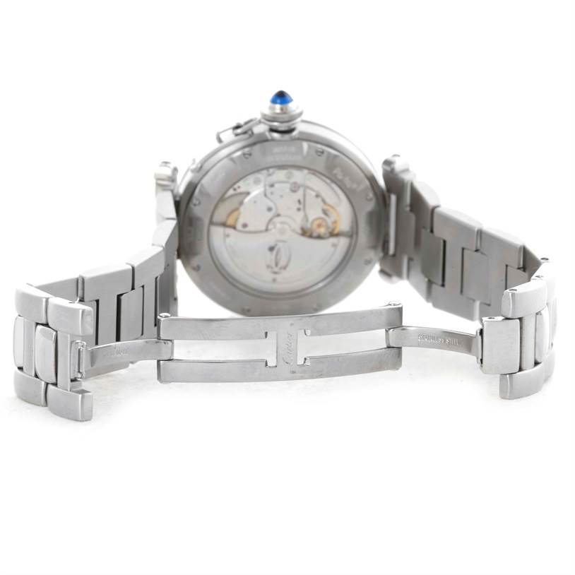 The photo shows the back and open clasp of the Cartier Pasha W31059H3 Men
s Stainless Steel Silver Dial W31059H3 Men
s Stainless Steel Silver Dial model watch, highlighting its inner mechanism and metal bracelet.