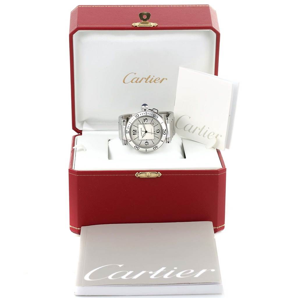 The Cartier Pasha W31080M7 Men
s Stainless Steel Silver Dial W31080M7 Men
s Stainless Steel Silver Dial watch is displayed front-on in an open Cartier box, accompanied by booklets.