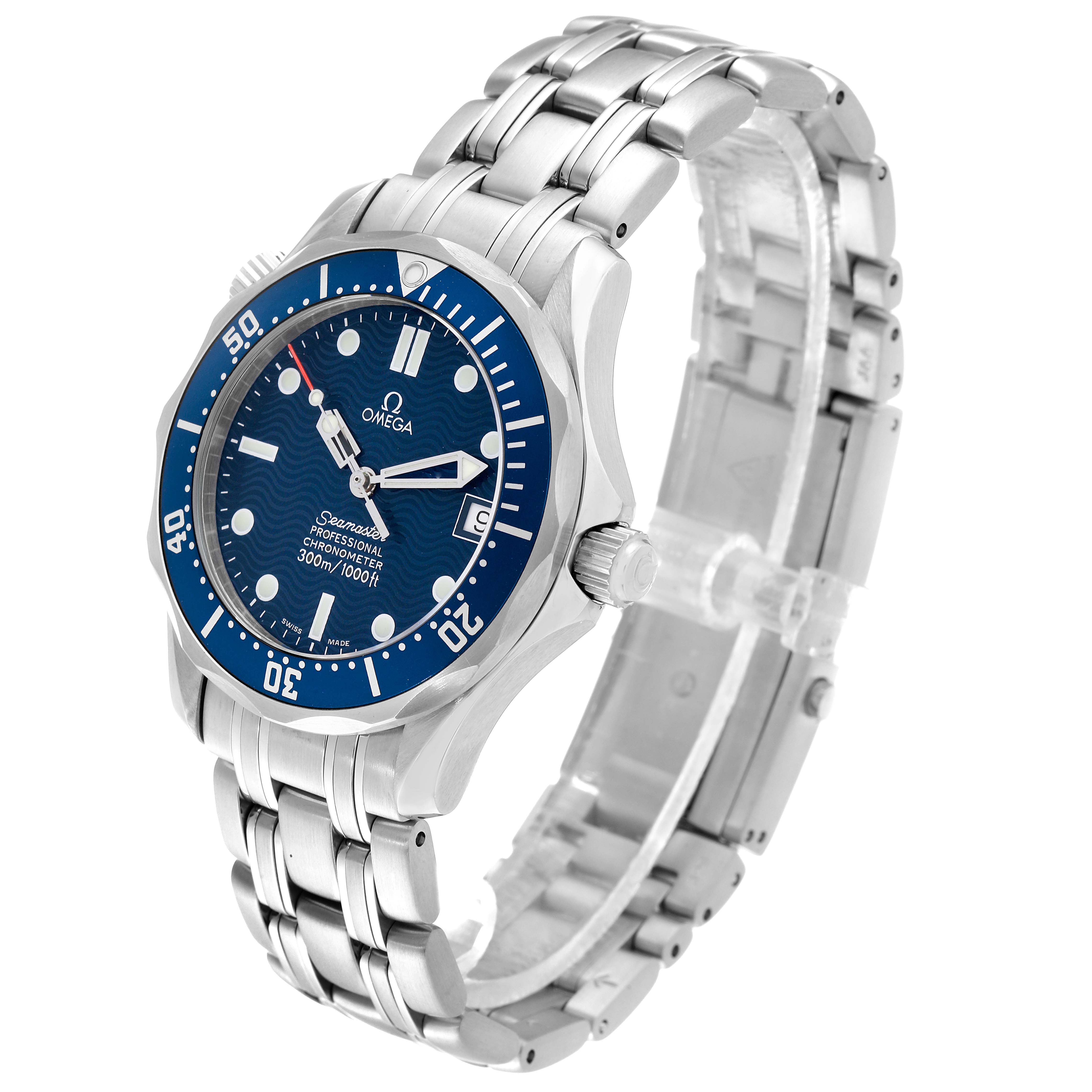 The image shows a side angle view of an Omega Seamaster 2551.80.00 Men
s Stainless Steel Blue Dial 2551.80.00 Men
s Stainless Steel Blue Dial watch showcasing its blue dial, bezel, and stainless steel bracelet.