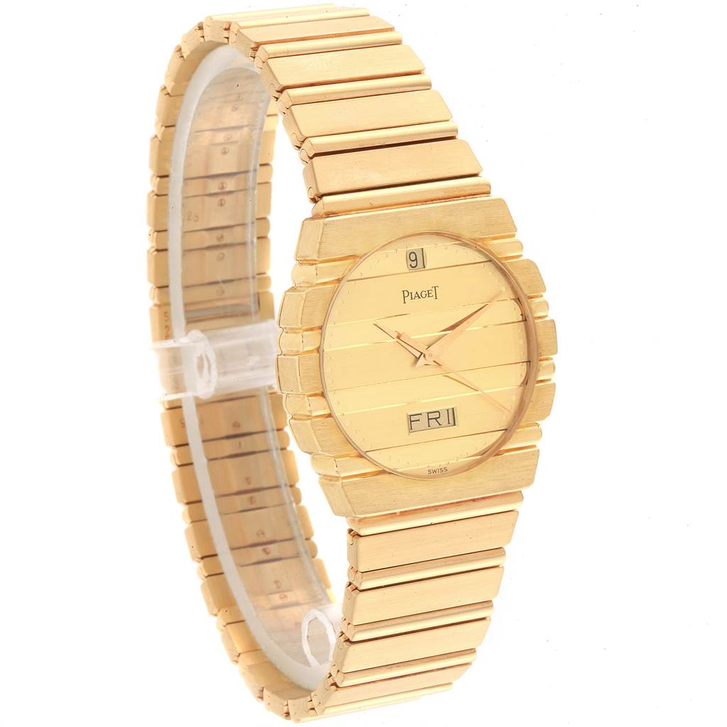 This side-angle view of the Piaget Men's Yellow Gold Champagne Dial Men's Yellow Gold Champagne Dial Polo 18K Yellow Gold Day Date Men's Watch 15562c701 displays the watch face and bracelet in detail.