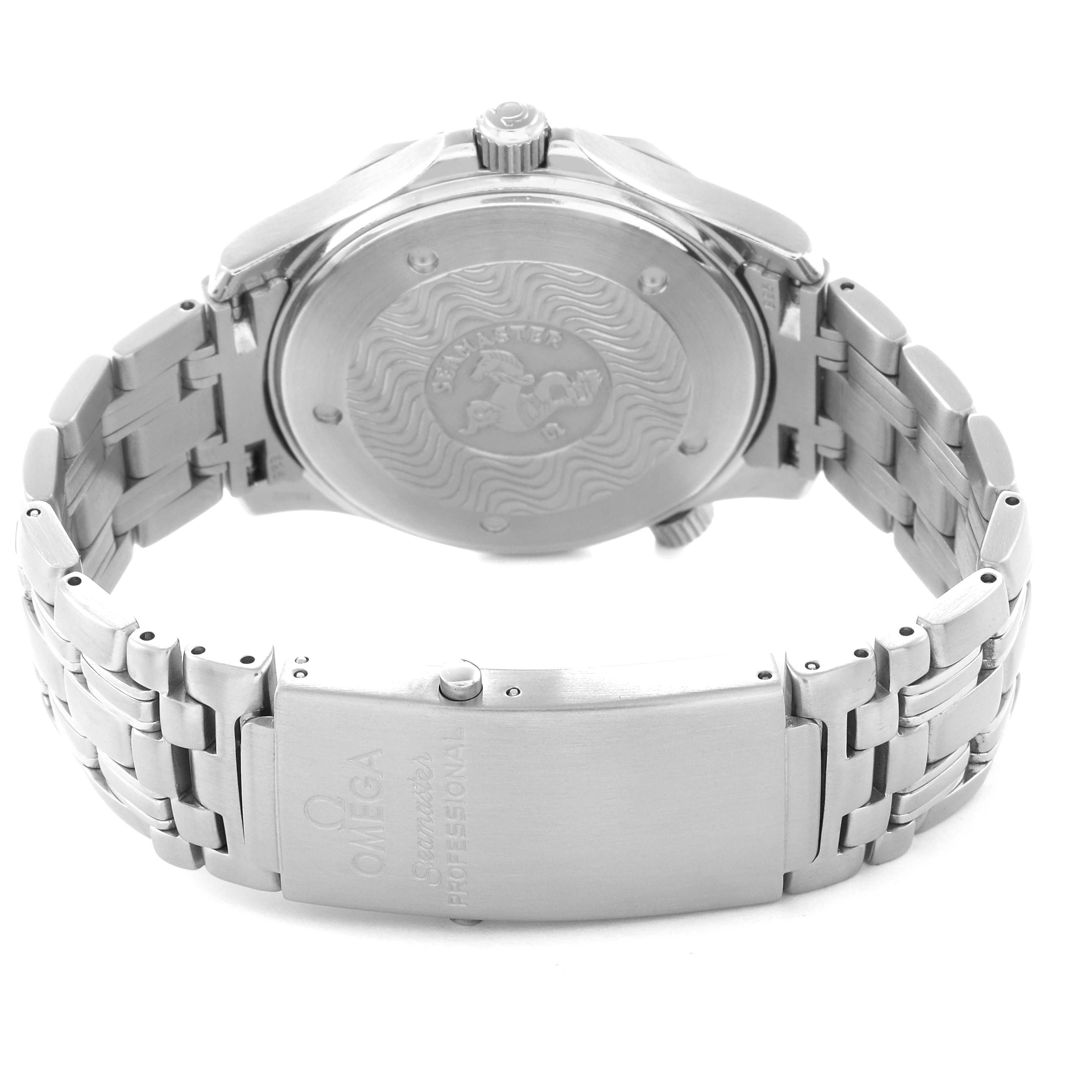 The image shows the back and bracelet of an Omega Seamaster 2541.80.00 Men
s Stainless Steel Blue Dial 2541.80.00 Men
s Stainless Steel Blue Dial, highlighting the case back and clasp.