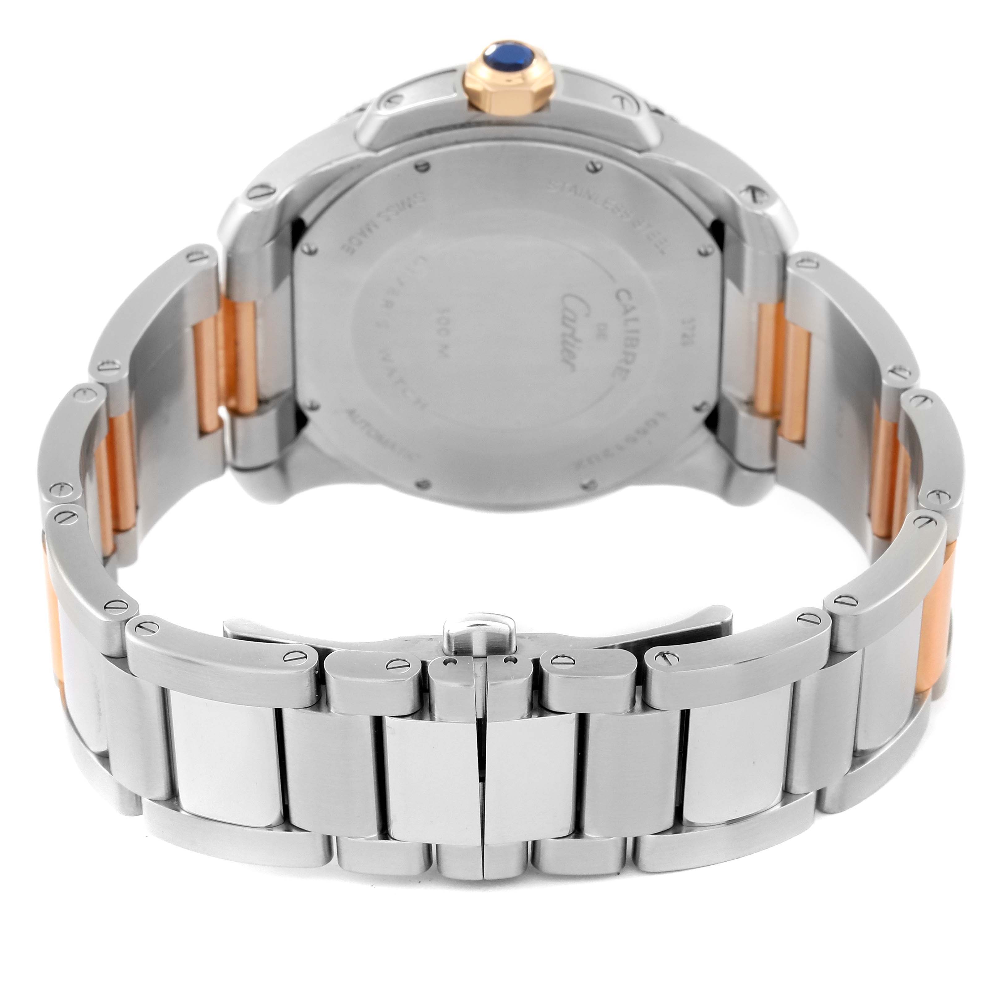 The image shows the back and bracelet of the Calibre de Cartier model by Cartier, focusing on the case back, crown, and clasp.
