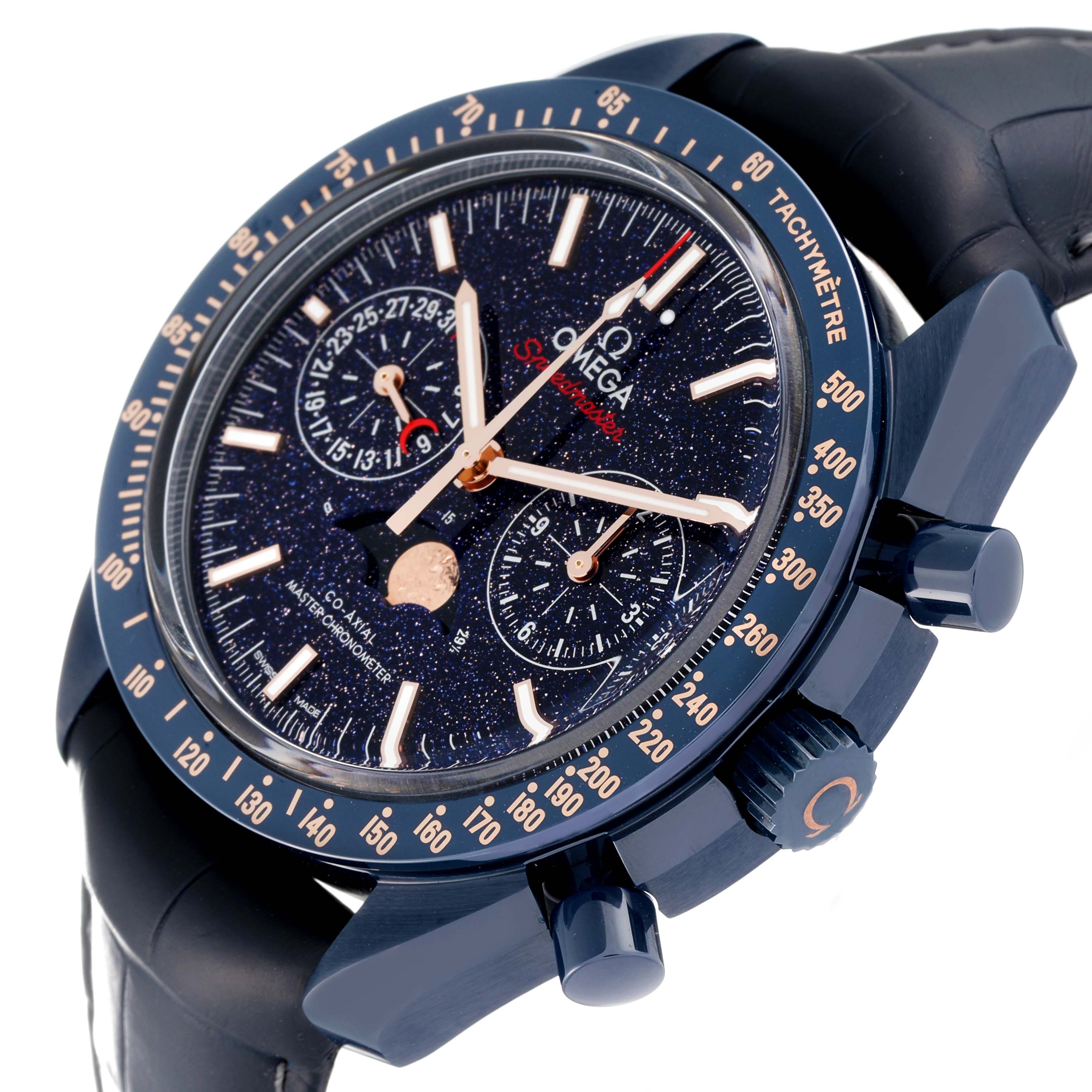 The Omega Speedmaster 304.93.44.52.03.002 Men
s Ceramic Blue Dial 304.93.44.52.03.002 Men
s Ceramic Blue Dial is angled to show the front dial, tachymeter bezel, and leather strap, highlighting its detail and finish.