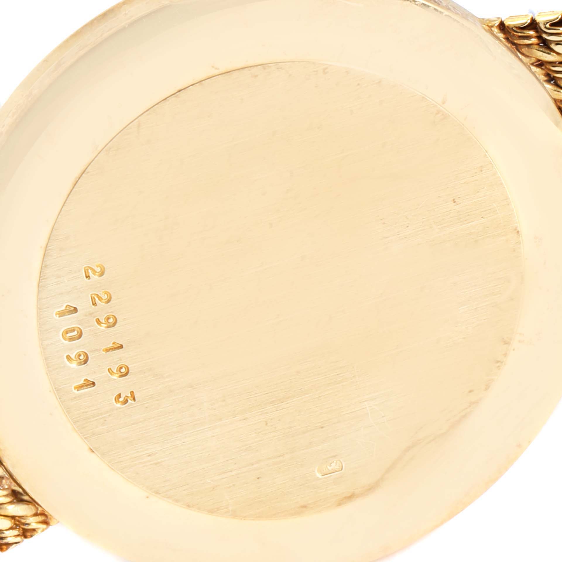 This image shows the back case of the Chopard Classique 1091 Men
s Yellow Gold Grey Dial 1091 Men
s Yellow Gold Grey Dial model watch, showcasing its serial numbers.