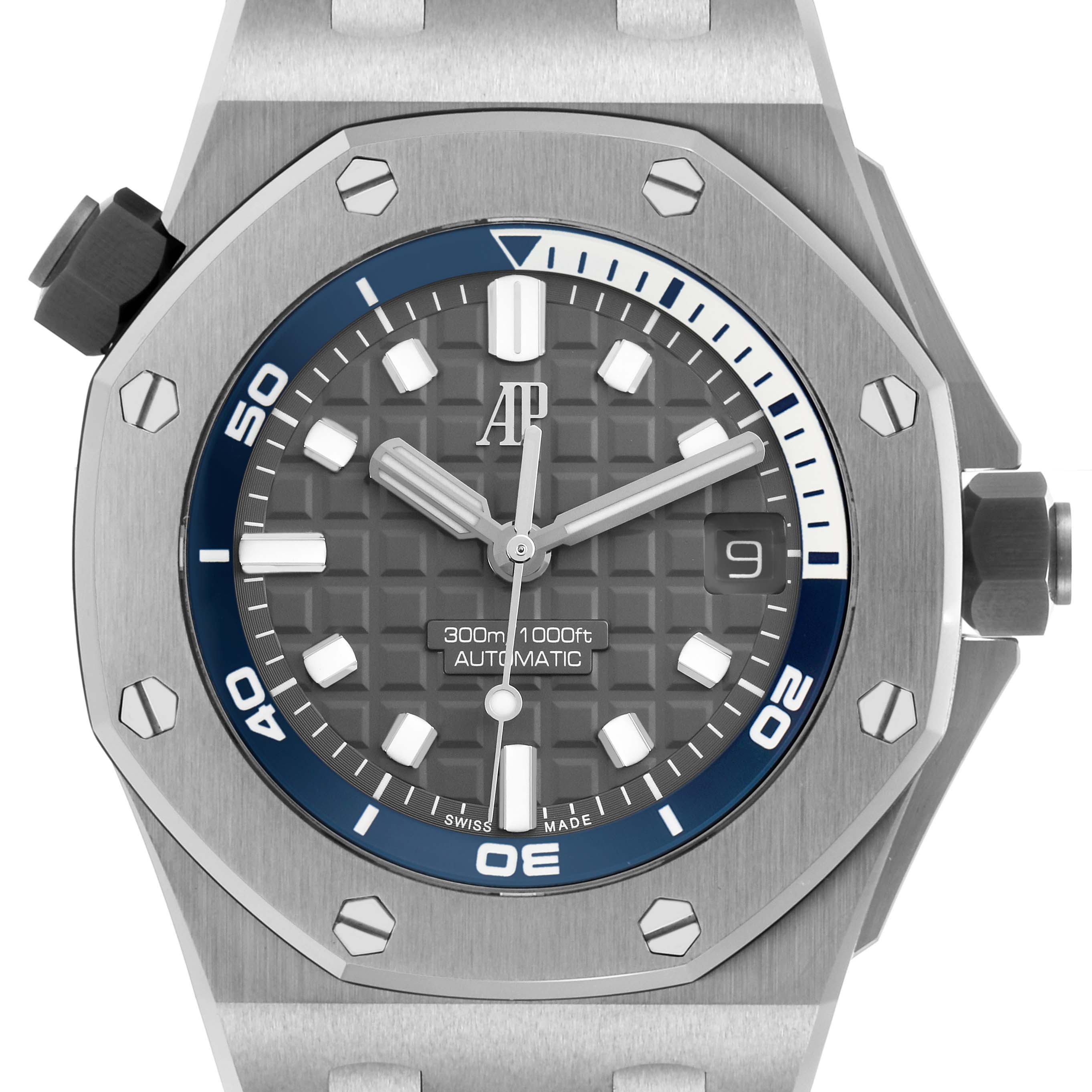 The image shows a front view of the Audemars Piguet Royal Oak Offshore 15720ST Men
s Stainless Steel Green Dial 15720ST Men
s Stainless Steel Green Dial watch, highlighting its bezel, dial, and crown.