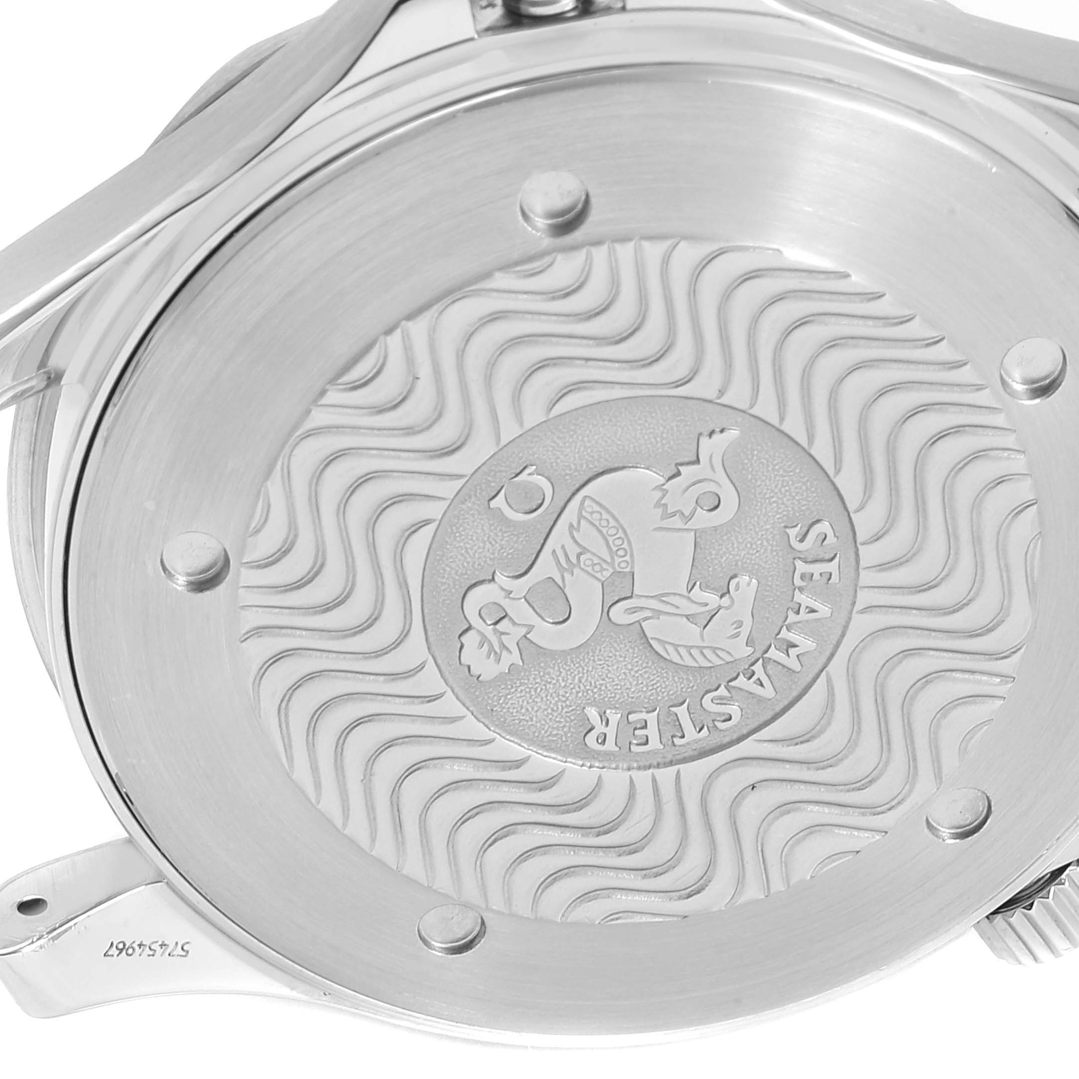 This image shows the case back of the Omega Seamaster 2541.80.00 Men
s Stainless Steel Blue Dial 2541.80.00 Men
s Stainless Steel Blue Dial watch, displaying its engraved logo and wavy pattern.