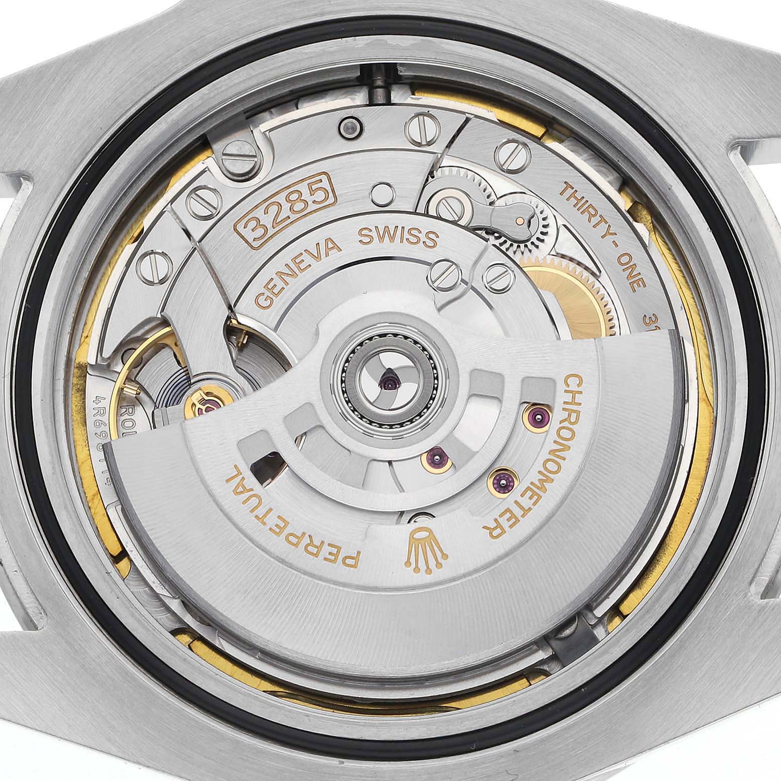 The image shows the movement of a Rolex Explorer model number 226570, featuring the caliber 3285, with visible gears and inscriptions.