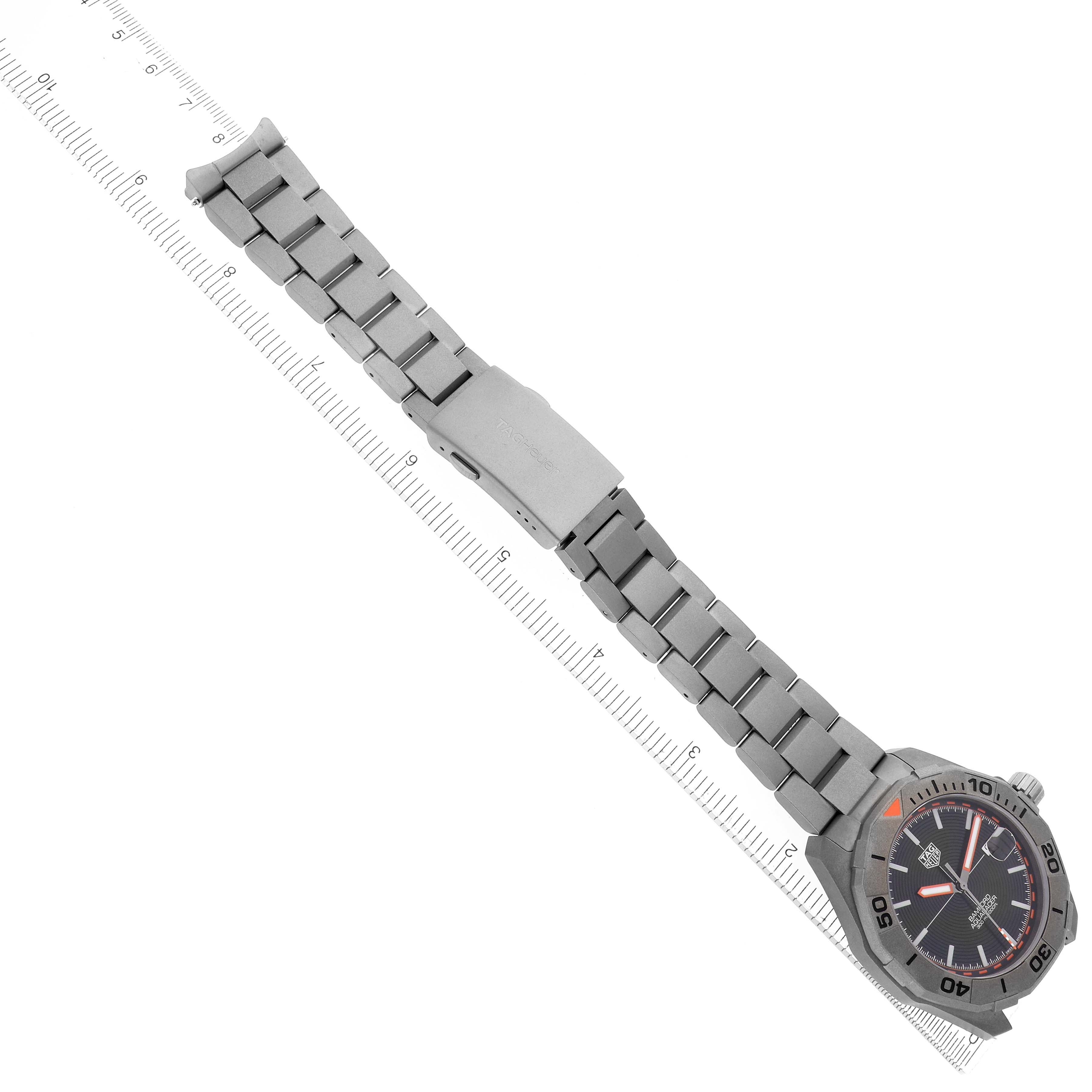 The image shows a top-down view of the Tag Heuer Aquaracer WAY208F.BF0638 men's watch, highlighting the full bracelet, clasp, and watch face angled diagonally.