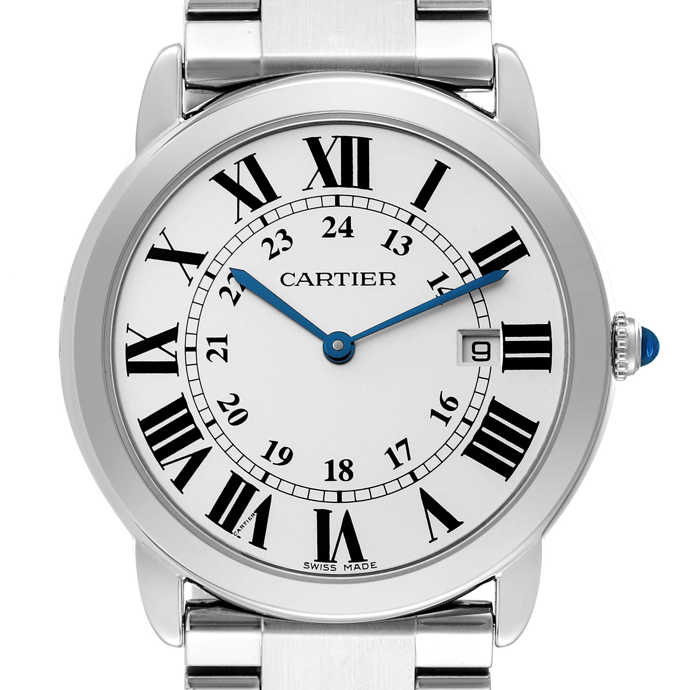 This Cartier Ronde W6701005 Men
s Stainless Steel Silver Dial W6701005 Men
s Stainless Steel Silver Dial model watch shows a front view with its white dial, black Roman numerals, blue hands, and metal bracelet.