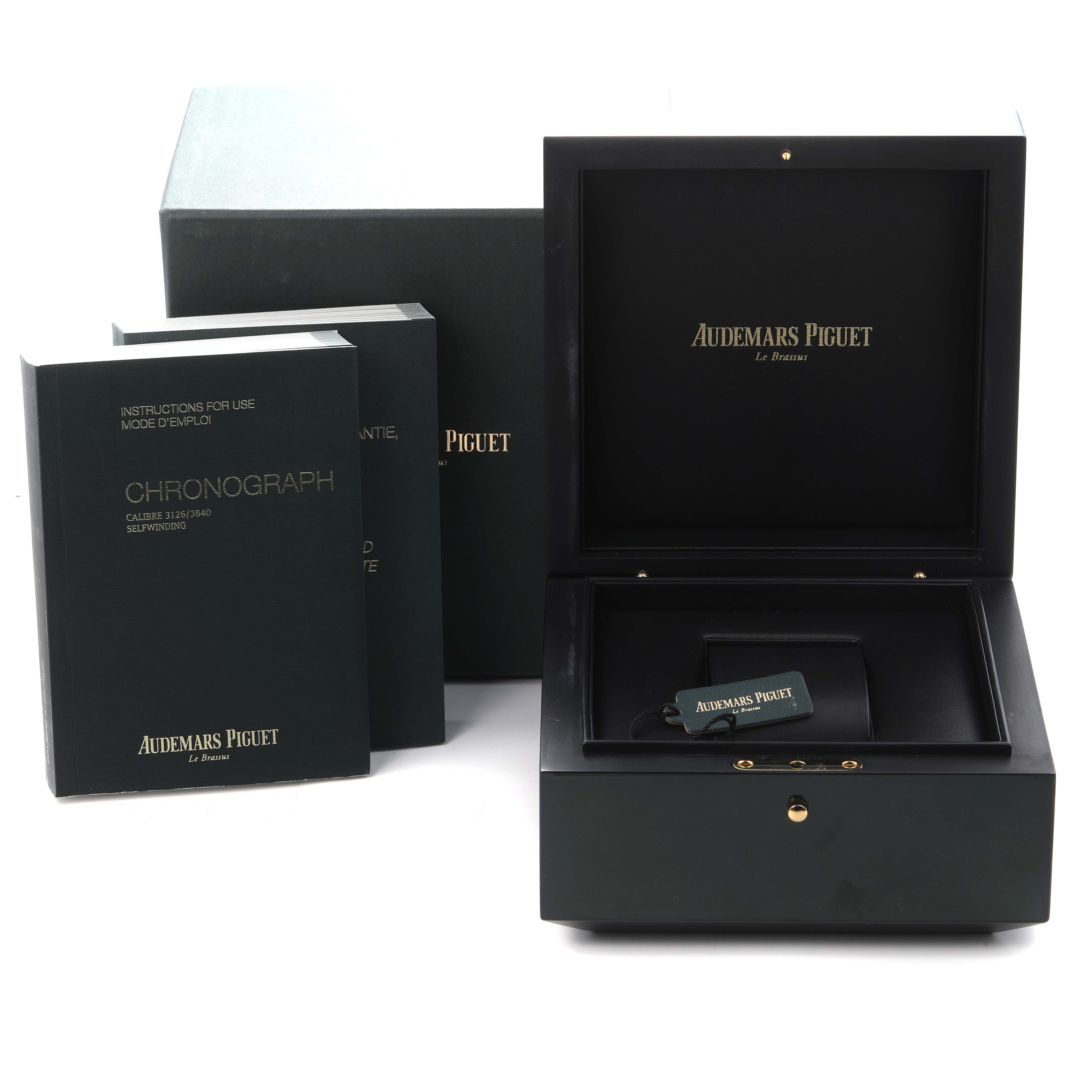 The image shows the packaging and documentation for the Audemars Piguet Royal Oak Offshore model 26470ST.OO.A801CR.01, including a presentation box and manuals.