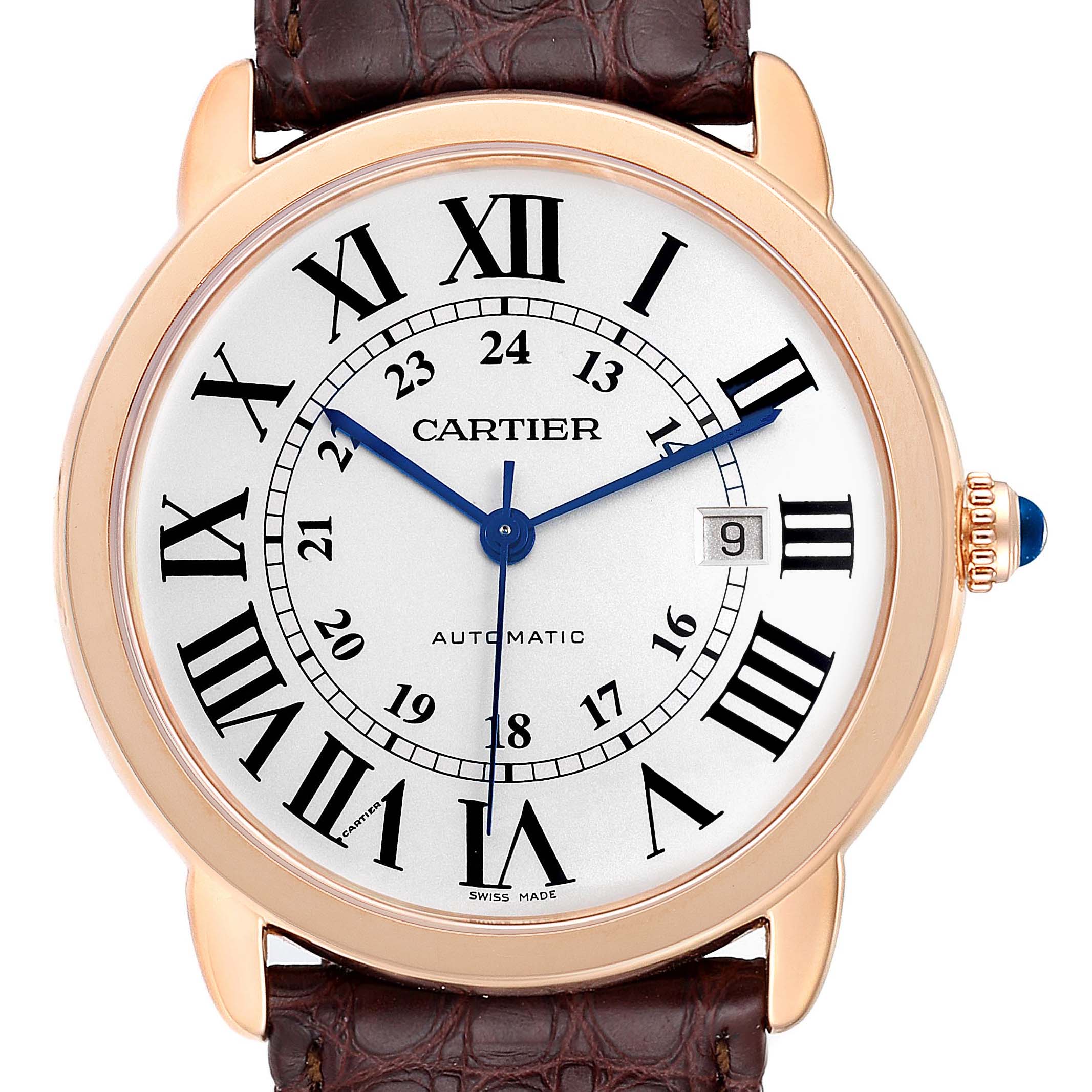 The Cartier Ronde W6701009 Men's Rose Gold Silver Dial W6701009 Men's Rose Gold Silver Dial model watch is shown from the front, displaying its Roman numeral dial, date window, and leather strap.