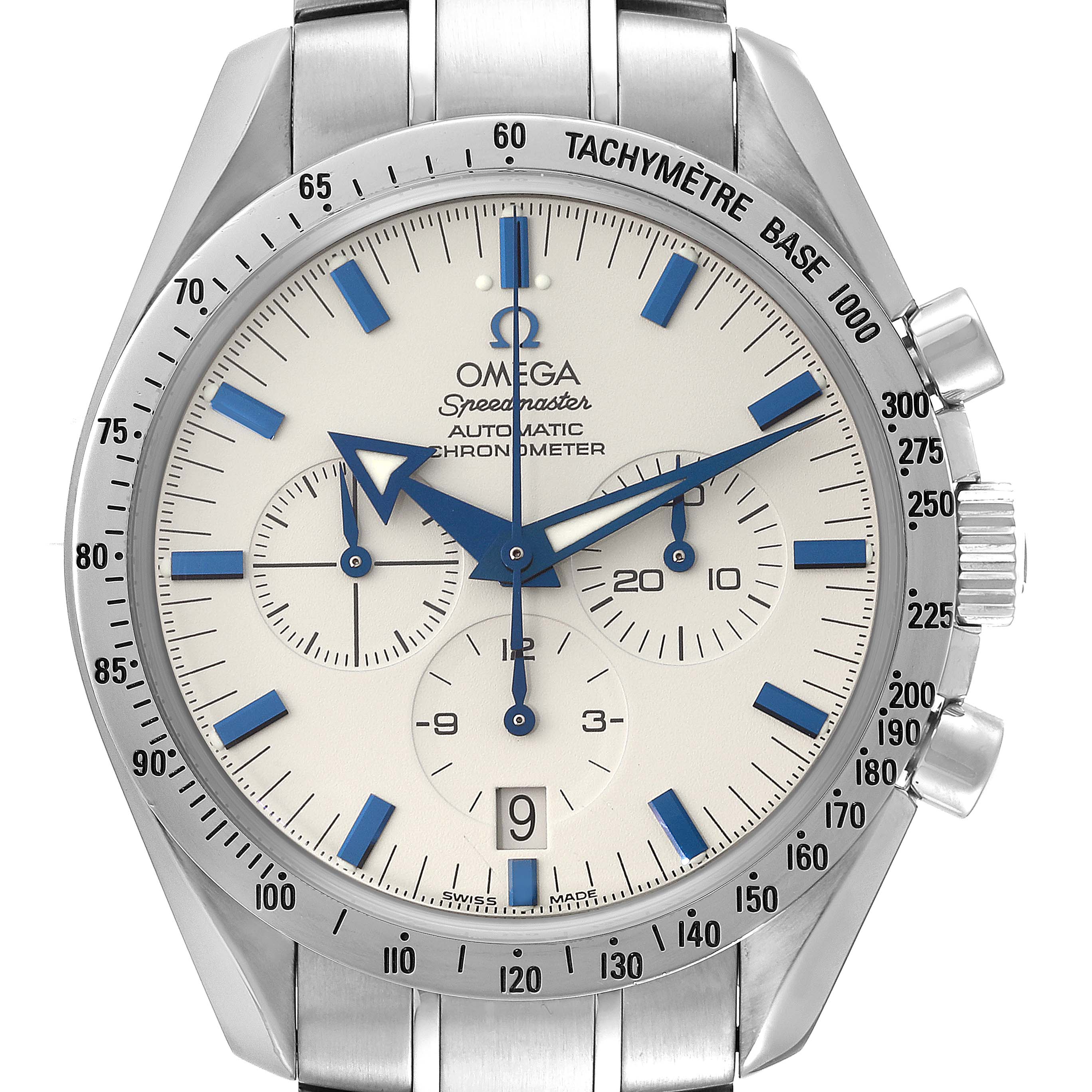 The image shows a front view of an Omega Speedmaster 3551.20.00 Men's Stainless Steel White Dial 3551.20.00 Men's Stainless Steel White Dial watch, displaying its dial, tachymeter bezel, subdials, and date window.