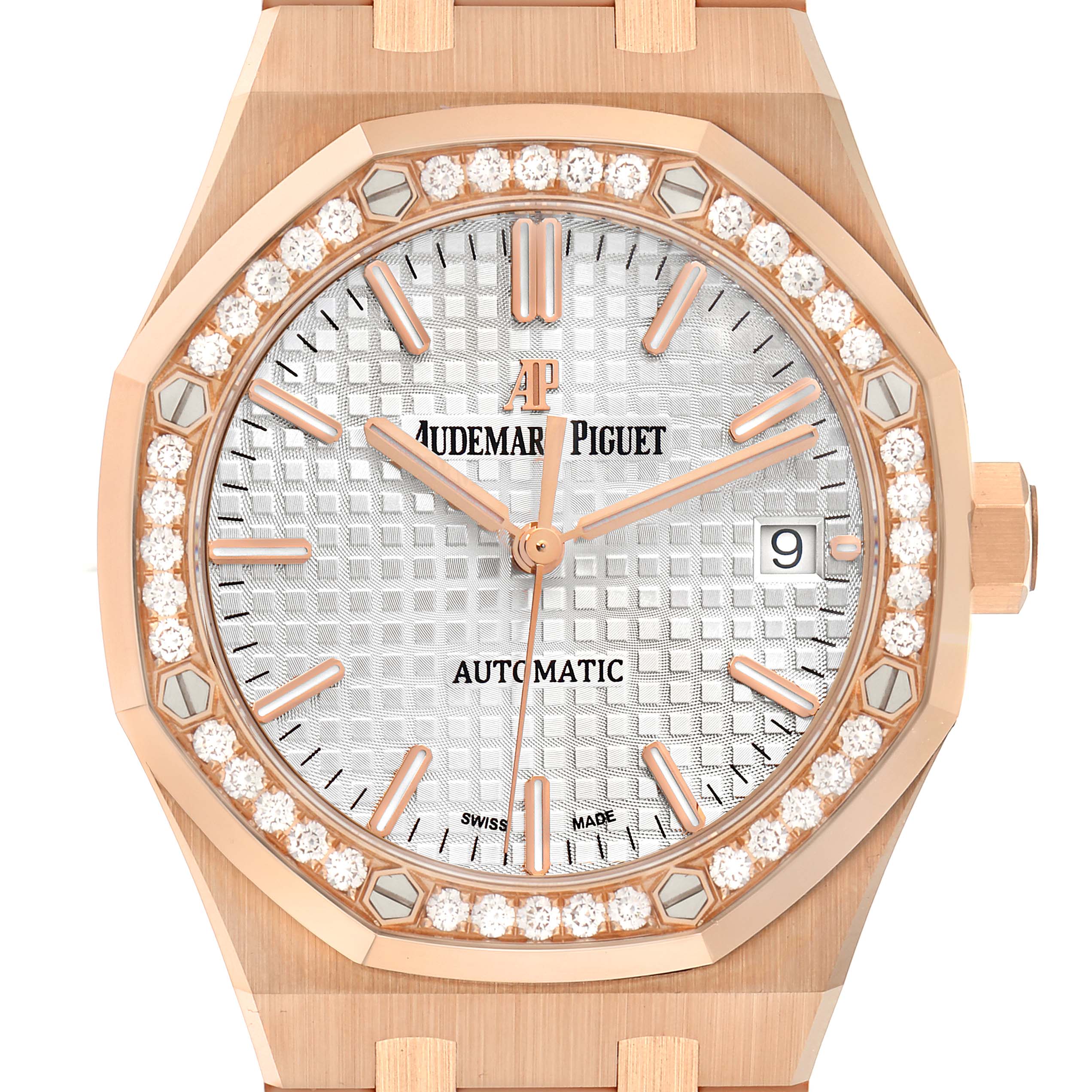 The image shows a close-up of the Audemars Piguet Royal Oak model 15451OR watch, displaying the face, bezel, crown, date window, and part of the bracelet.