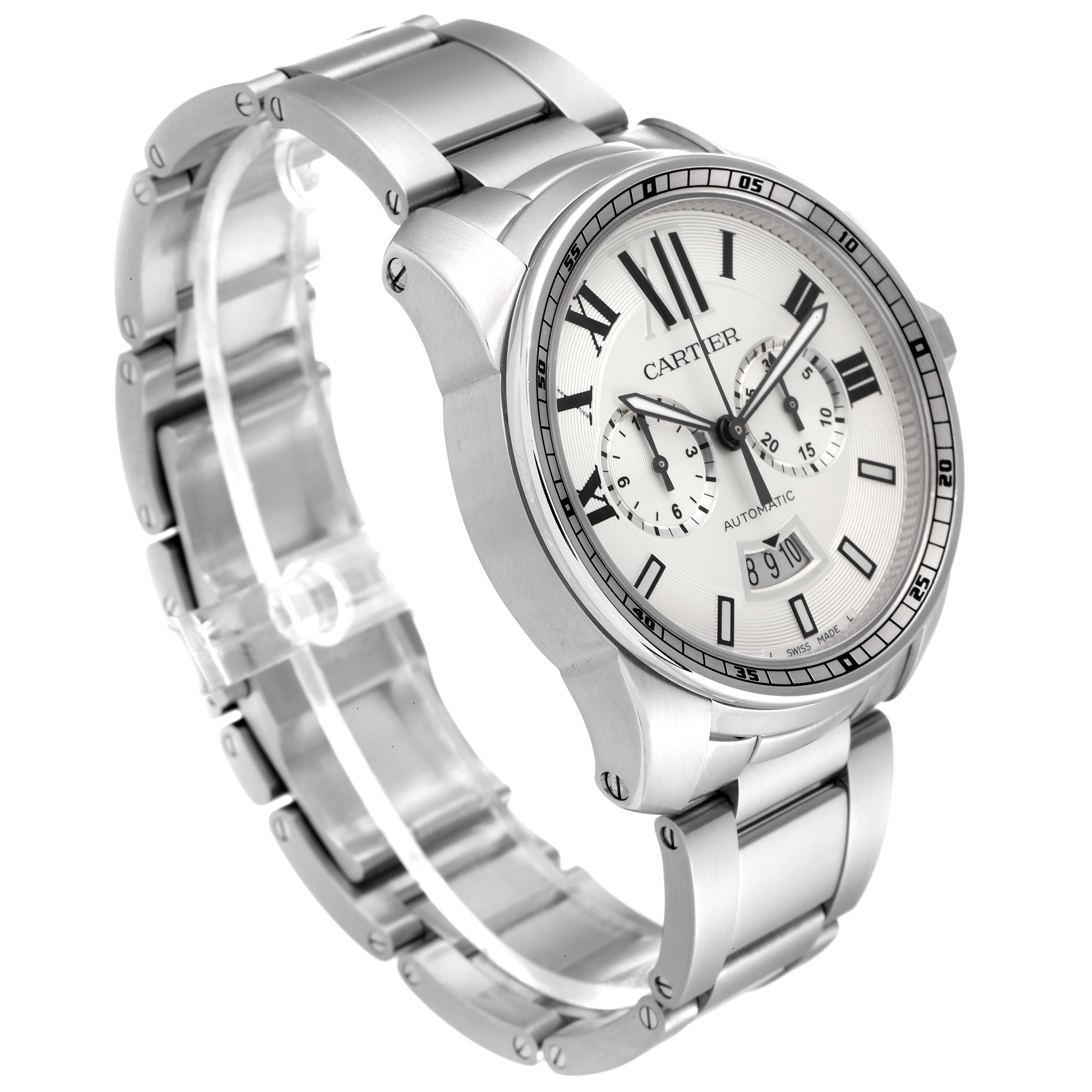 The image shows a three-quarter view of the Calibre de Cartier watch by Cartier, highlighting the face, dial, and metal bracelet.