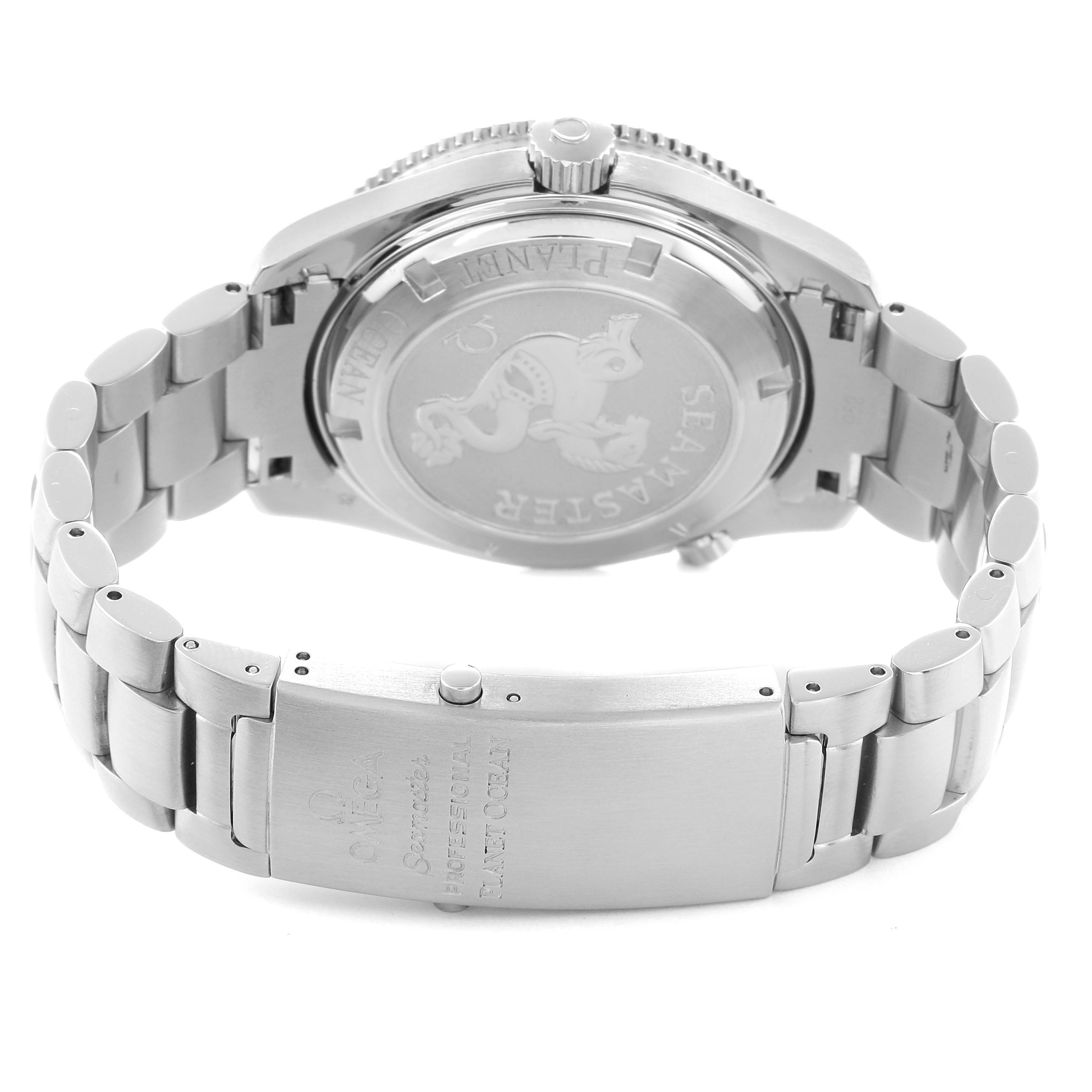 The image shows the back and clasp of the Omega Seamaster model 2209.50.00 men
s watch, highlighting the bracelet and engraved case back details.