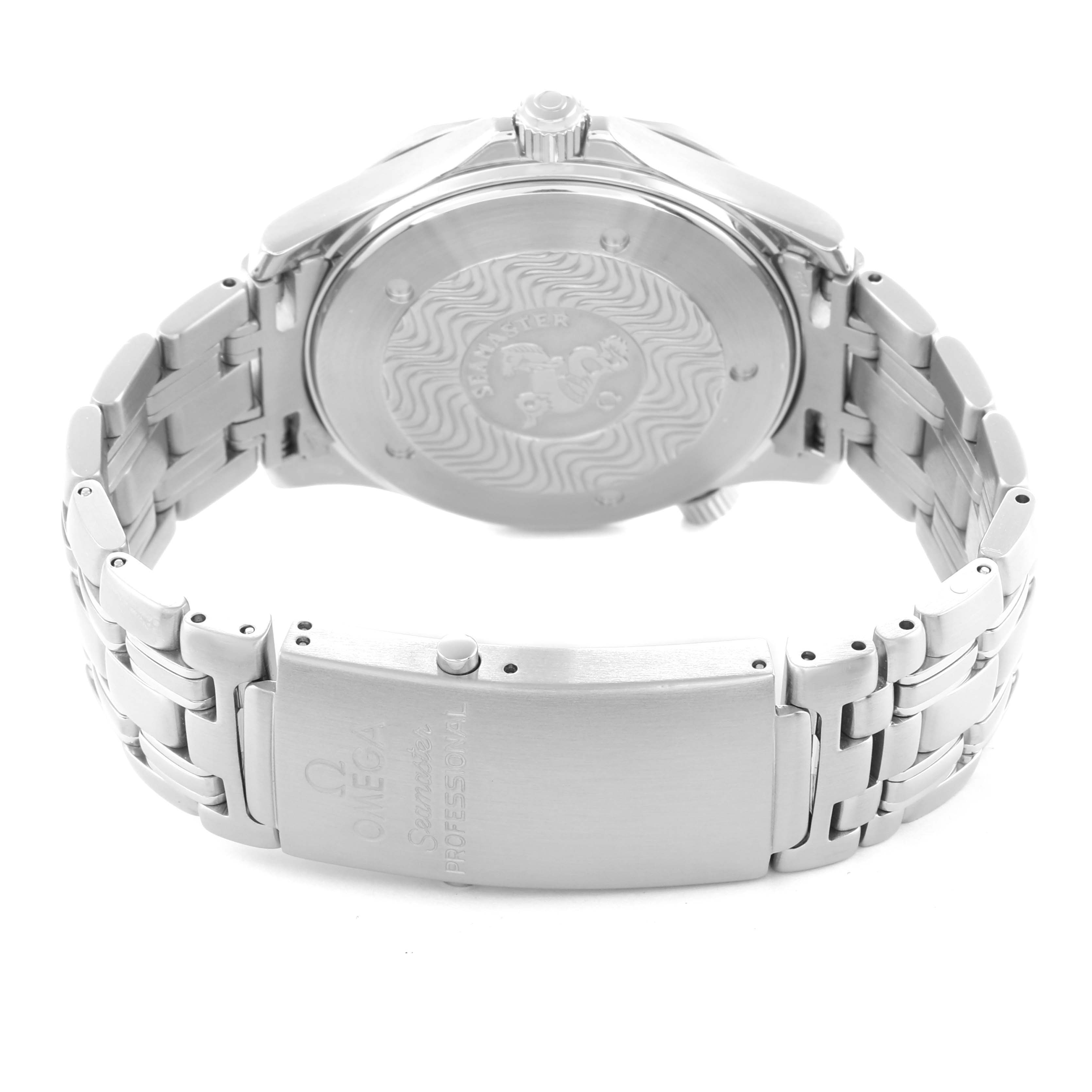 The image shows the back case and clasp of the Omega Seamaster 2531.80.00 Men
s Stainless Steel Blue Dial watch, highlighting its bracelet and clasp details.