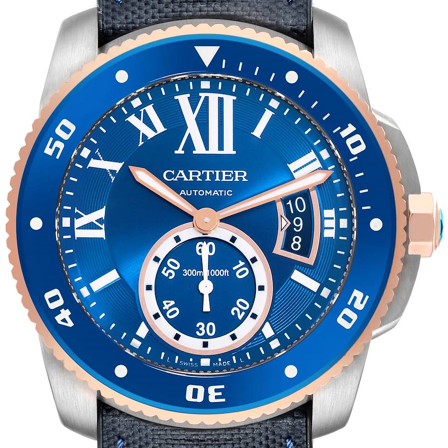 The image shows a frontal view of the Calibre de Cartier model W2CA0008 men's watch, highlighting its blue dial, rose gold accents, and rotating bezel.