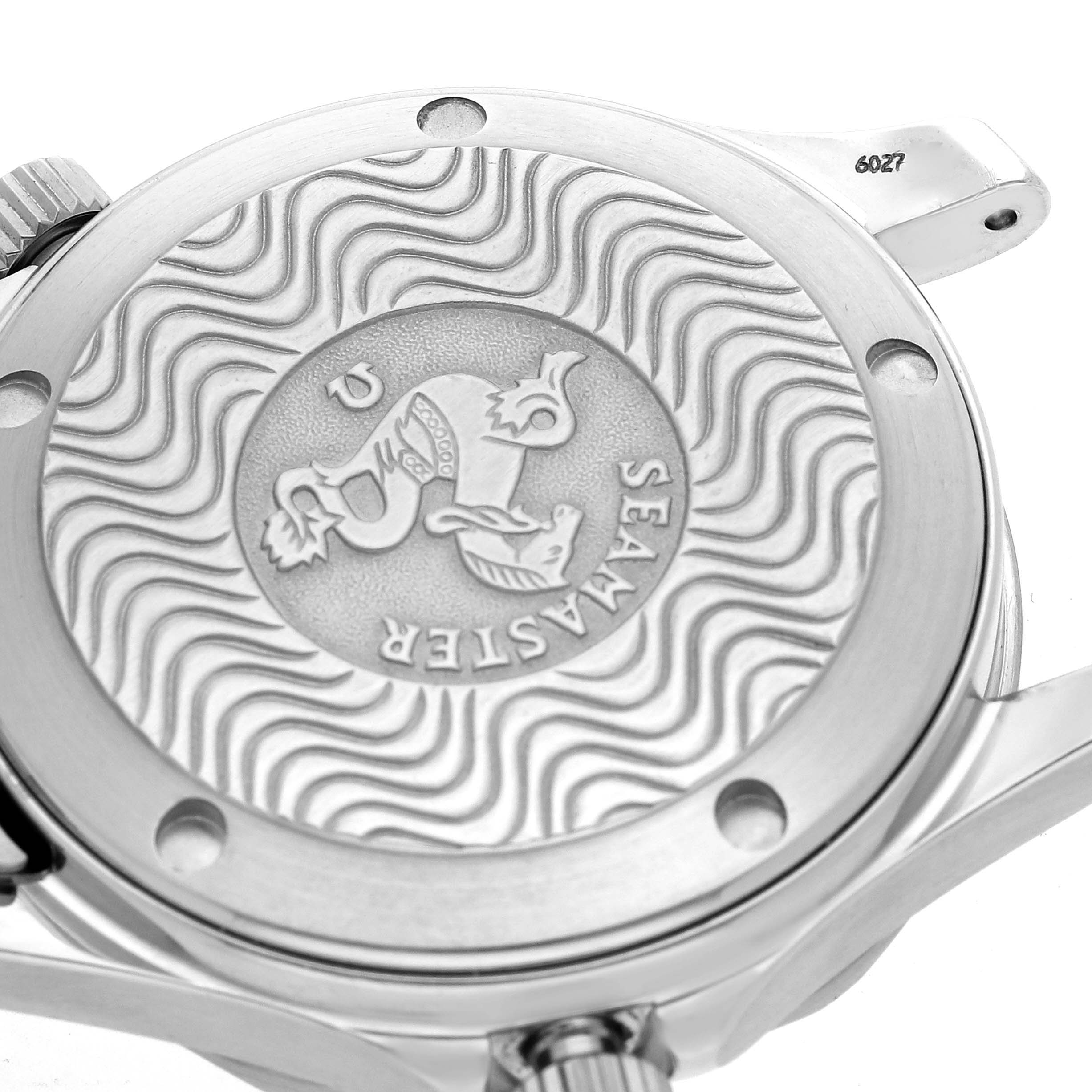 The image shows the engraved case back of an Omega Seamaster 2551.80.00 Men
s Stainless Steel Blue Dial watch, featuring a wave pattern and emblem.
