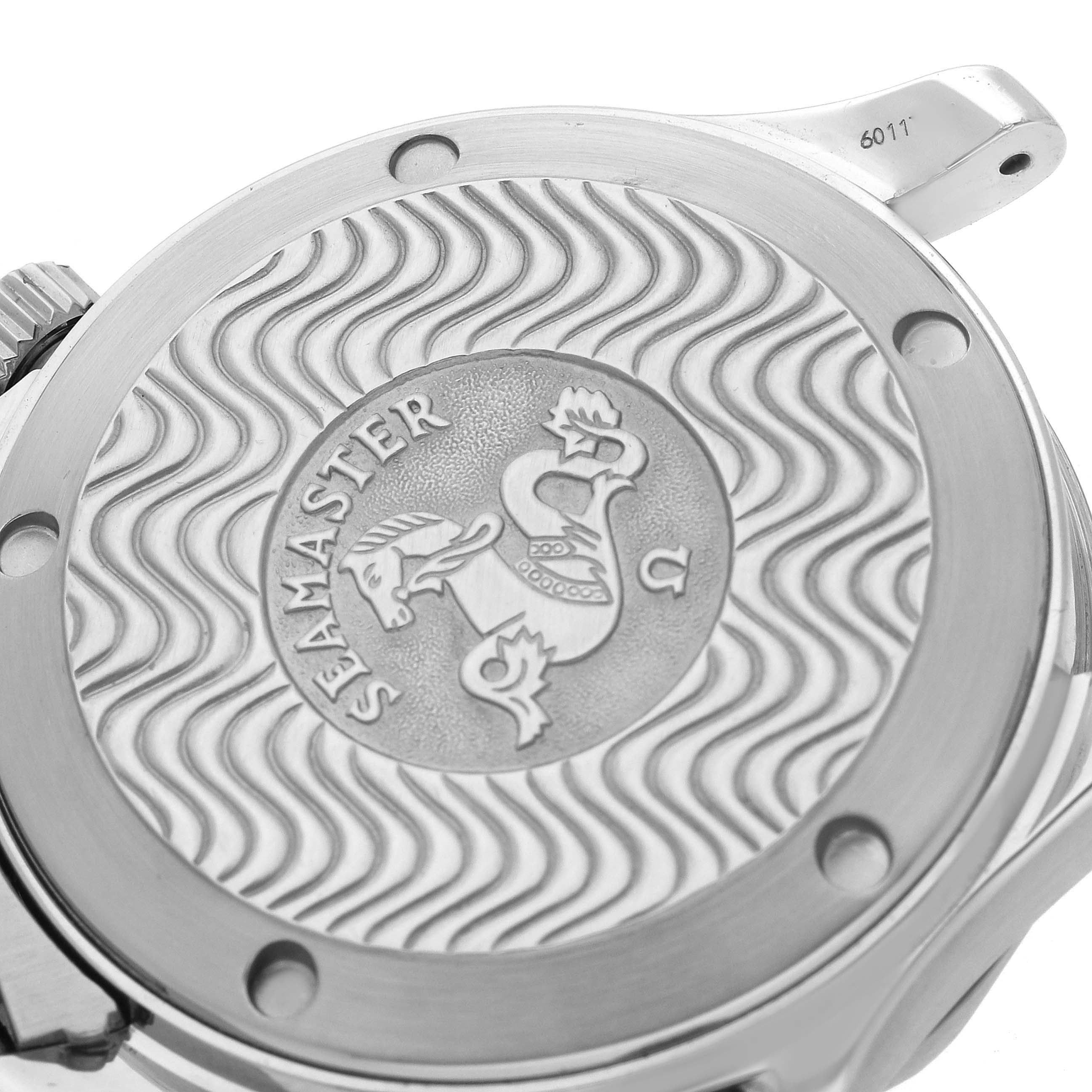 The image shows the engraved back case of the Omega Seamaster 2551.80.00 Men
s Stainless Steel Blue Dial watch, featuring its wave pattern and logo.