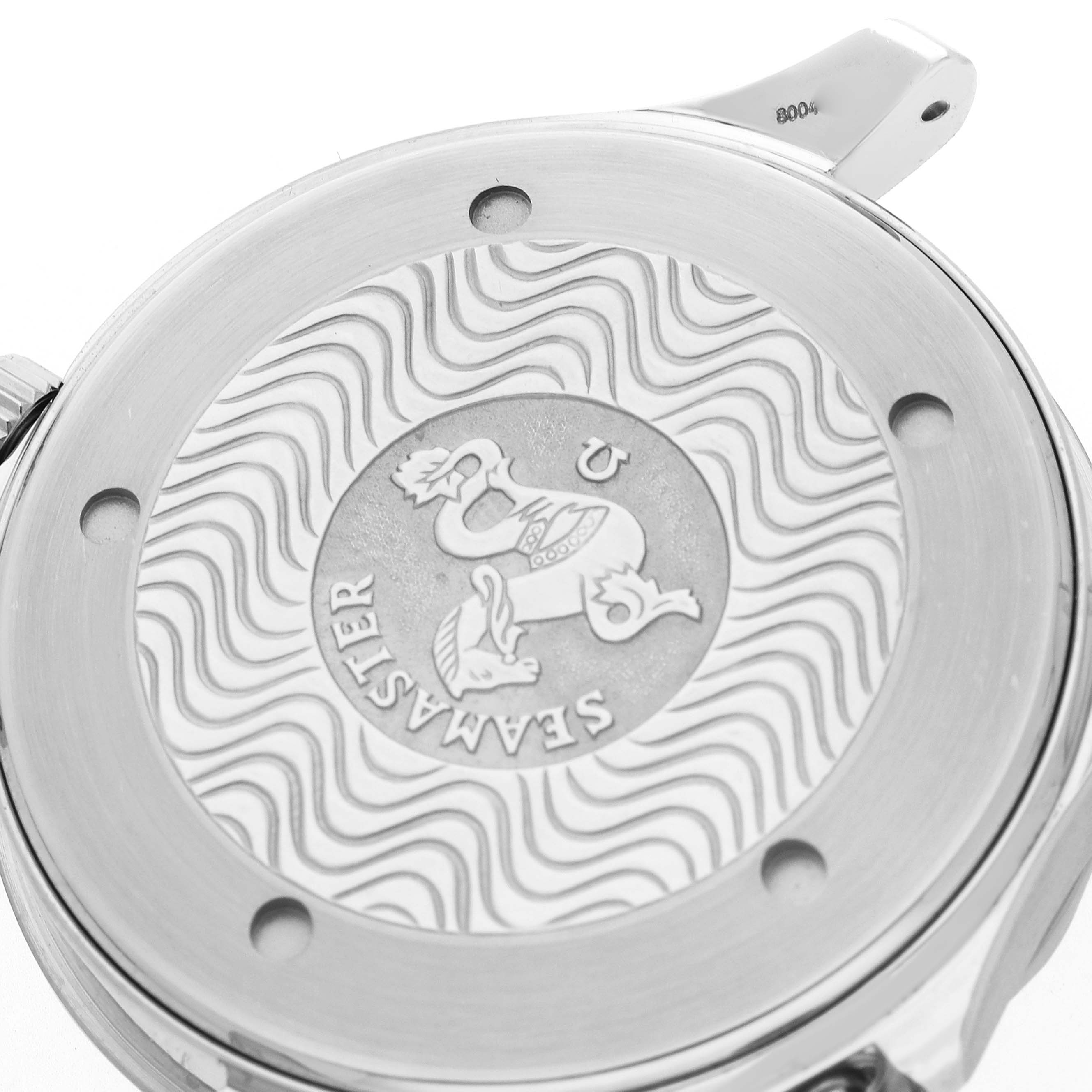 The image shows the case back of an Omega Seamaster 2531.80.00 Men
s Stainless Steel Blue Dial watch, featuring an engraved logo and wave pattern.