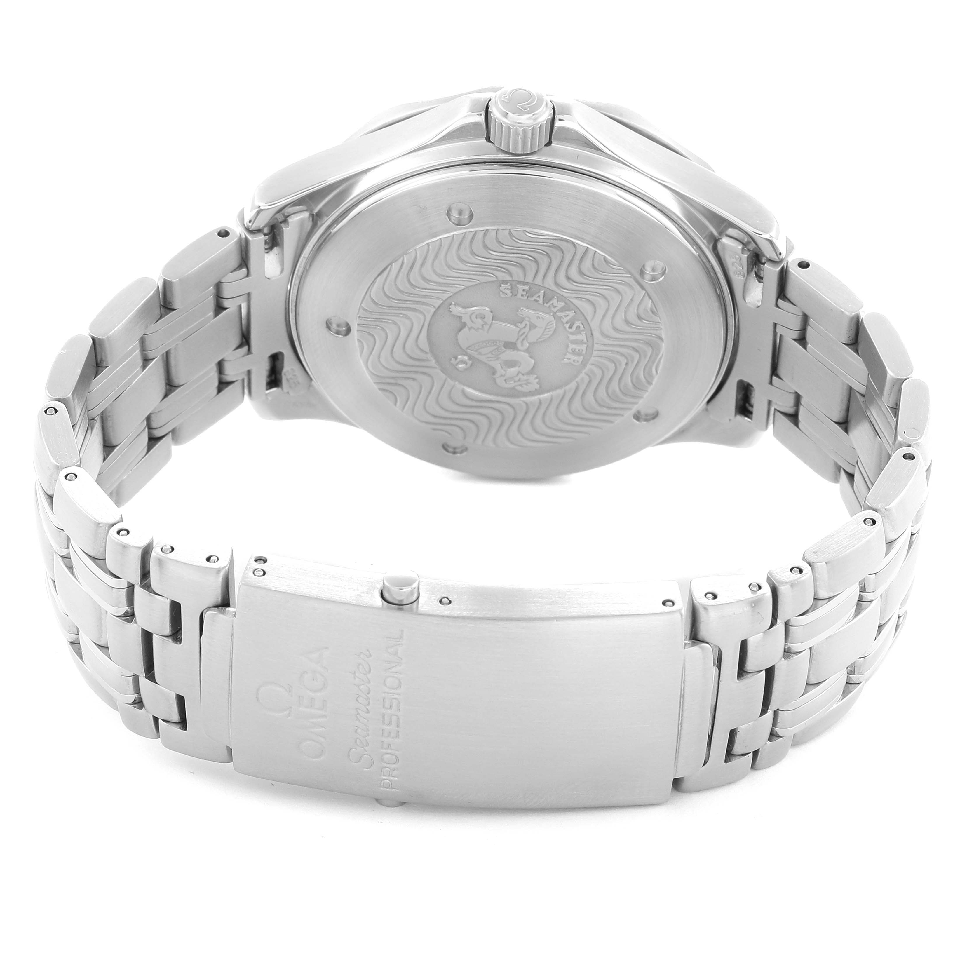 The image shows the back and clasp of an Omega Seamaster 2538.20.00 Men
s Stainless Steel White Dial, featuring its stainless steel bracelet and engraved case back.