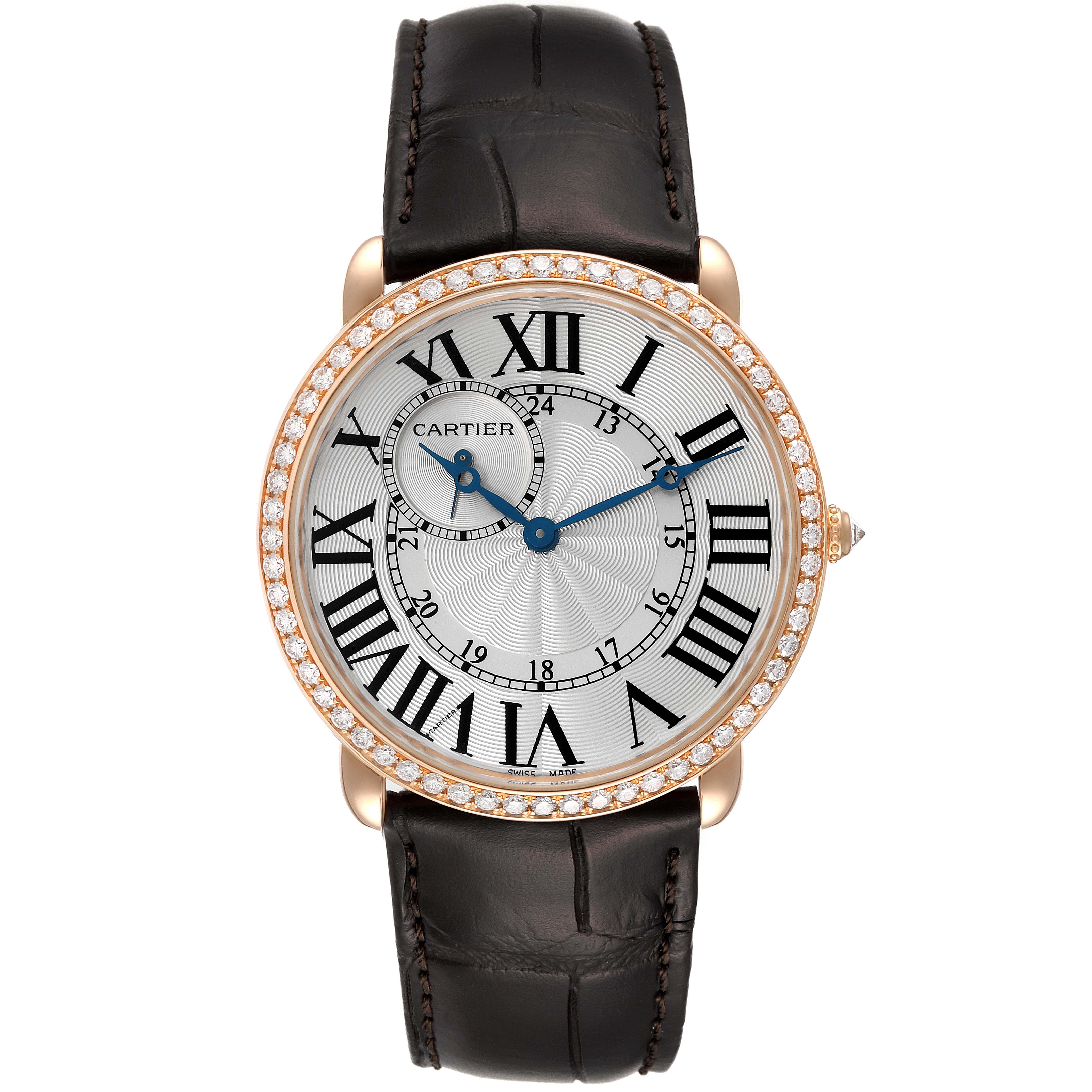The image shows a front view of the Cartier Ronde WR007001 Men's Rose Gold Silver Dial WR007001 Men's Rose Gold Silver Dial watch, displaying its dial, hands, bezel, and leather strap.