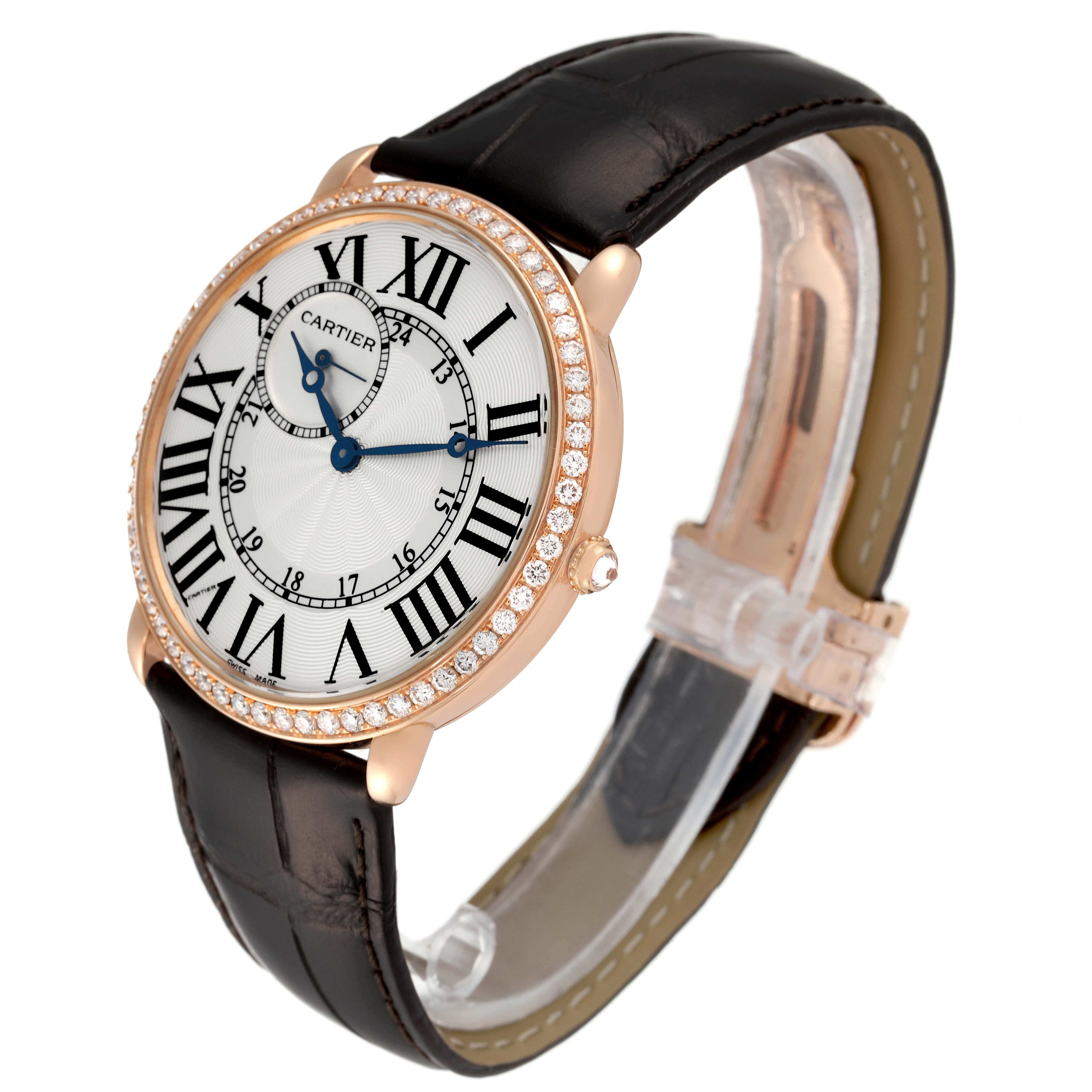 The Cartier Ronde WR007001 Men's Rose Gold Silver Dial WR007001 Men's Rose Gold Silver Dial watch is shown at a three-quarter angle, highlighting its face, bezel, crown, and leather strap.