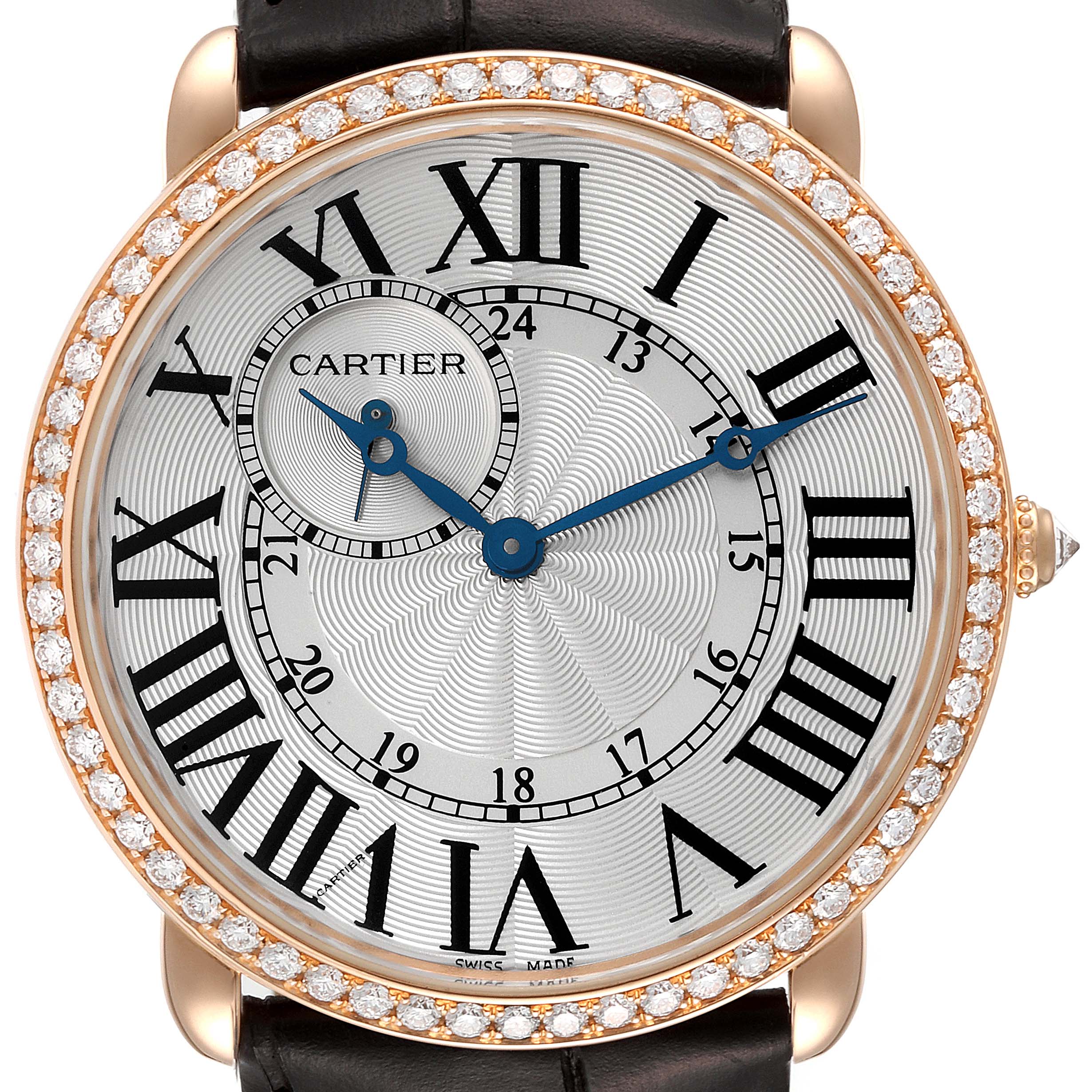 The image shows a close-up of the Cartier Ronde WR007001 Men's Rose Gold Silver Dial WR007001 Men's Rose Gold Silver Dial watch face with diamond accents, black Roman numerals, and blue hands.