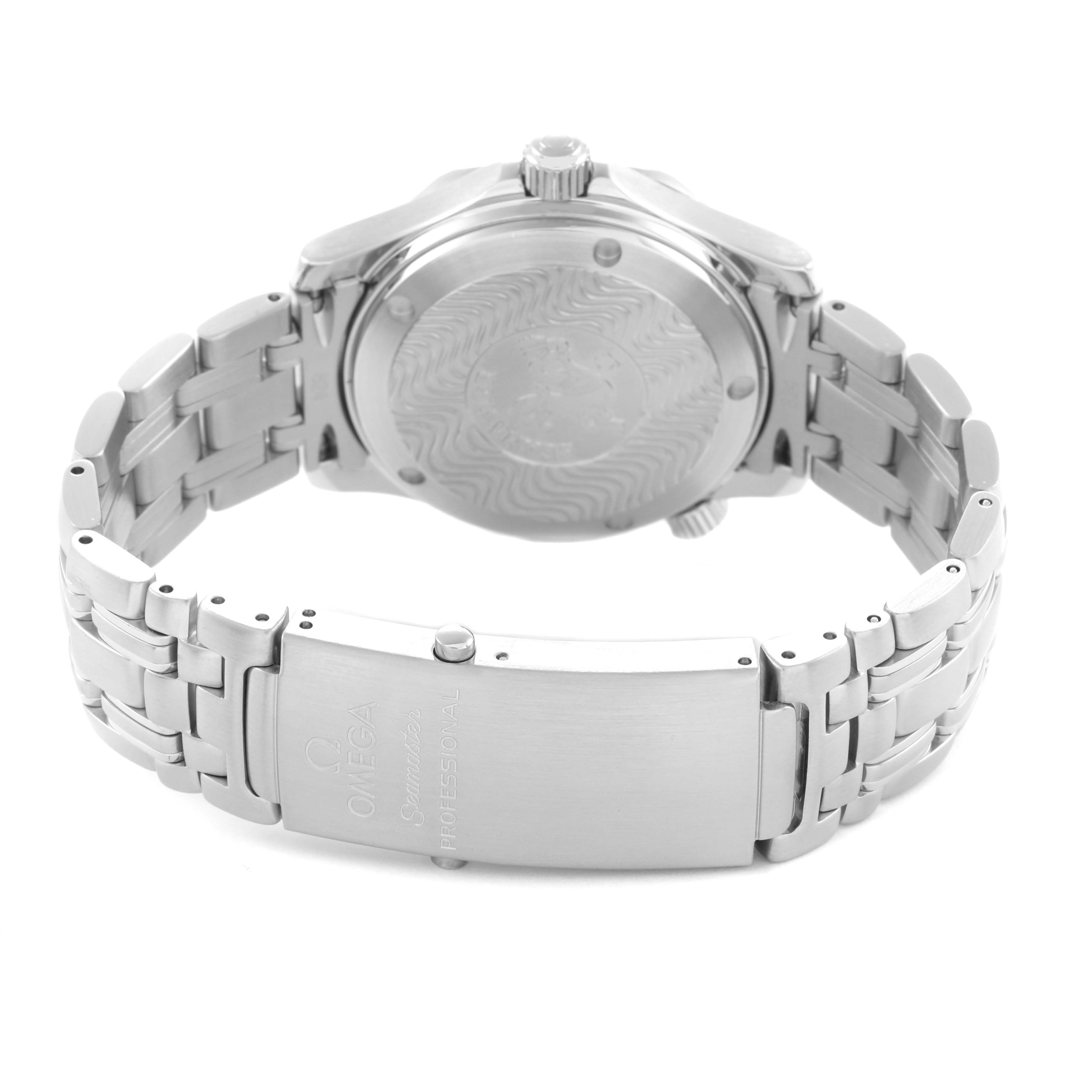 The image shows the back view and clasp of an Omega Seamaster 2551.80.00 men
s watch, highlighting its bracelet and engraved case back.