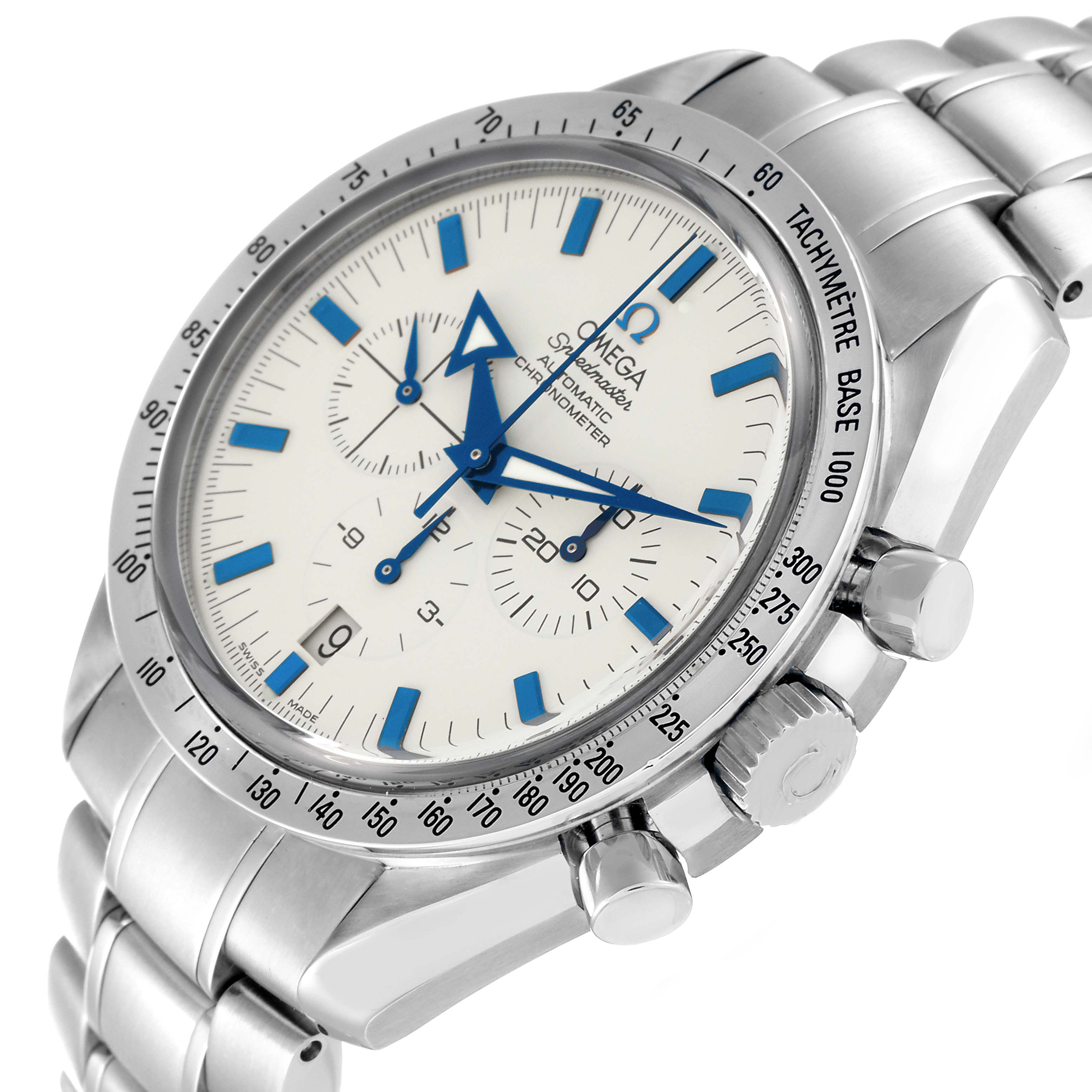 The image shows an angled view of the Omega Speedmaster 3551.20.00 Men
s Stainless Steel White Dial 3551.20.00 Men
s Stainless Steel White Dial watch, displaying the dial, bezel, pushers, and part of the stainless steel bracelet.