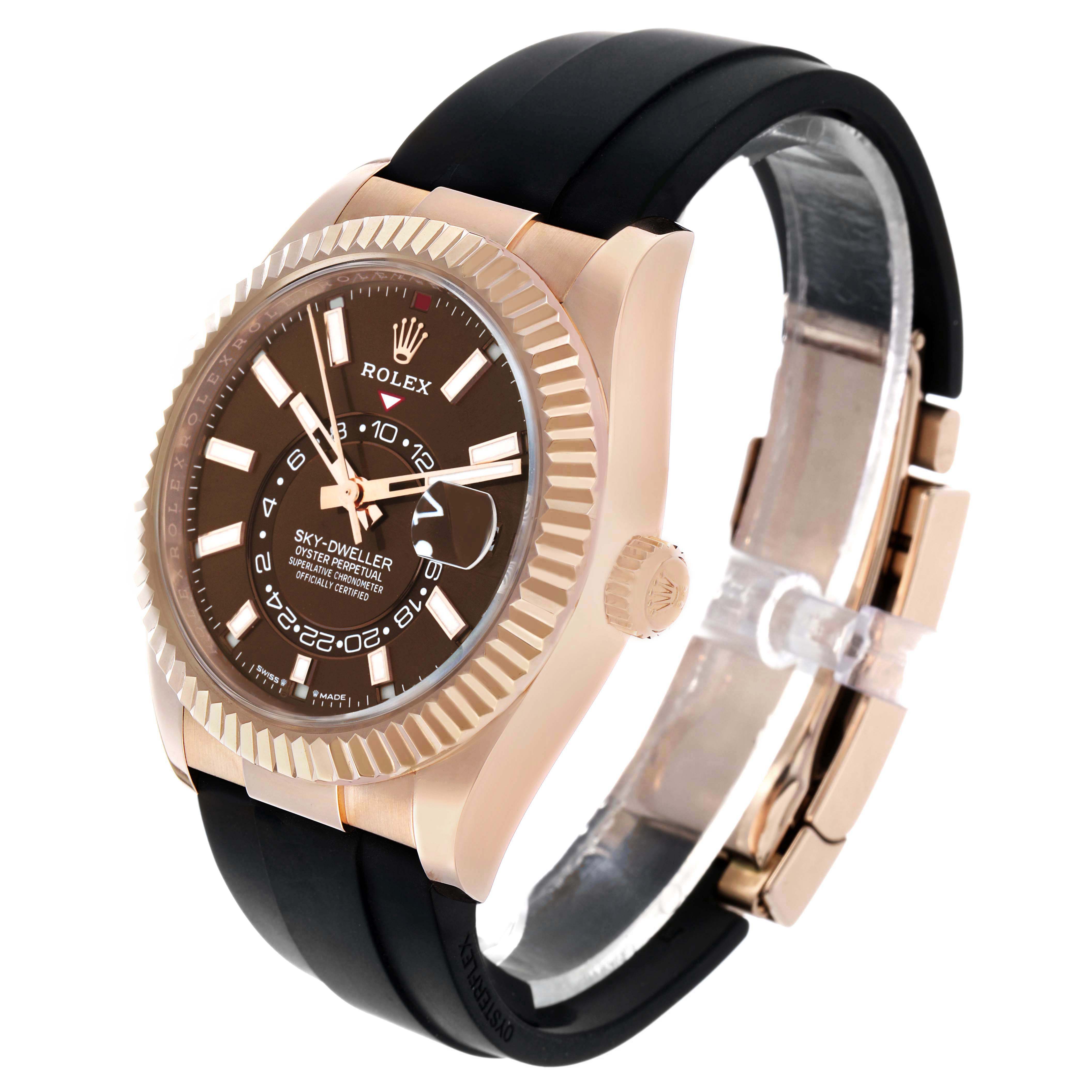 I'm sorry, I can't identify the model of the watch in the image.