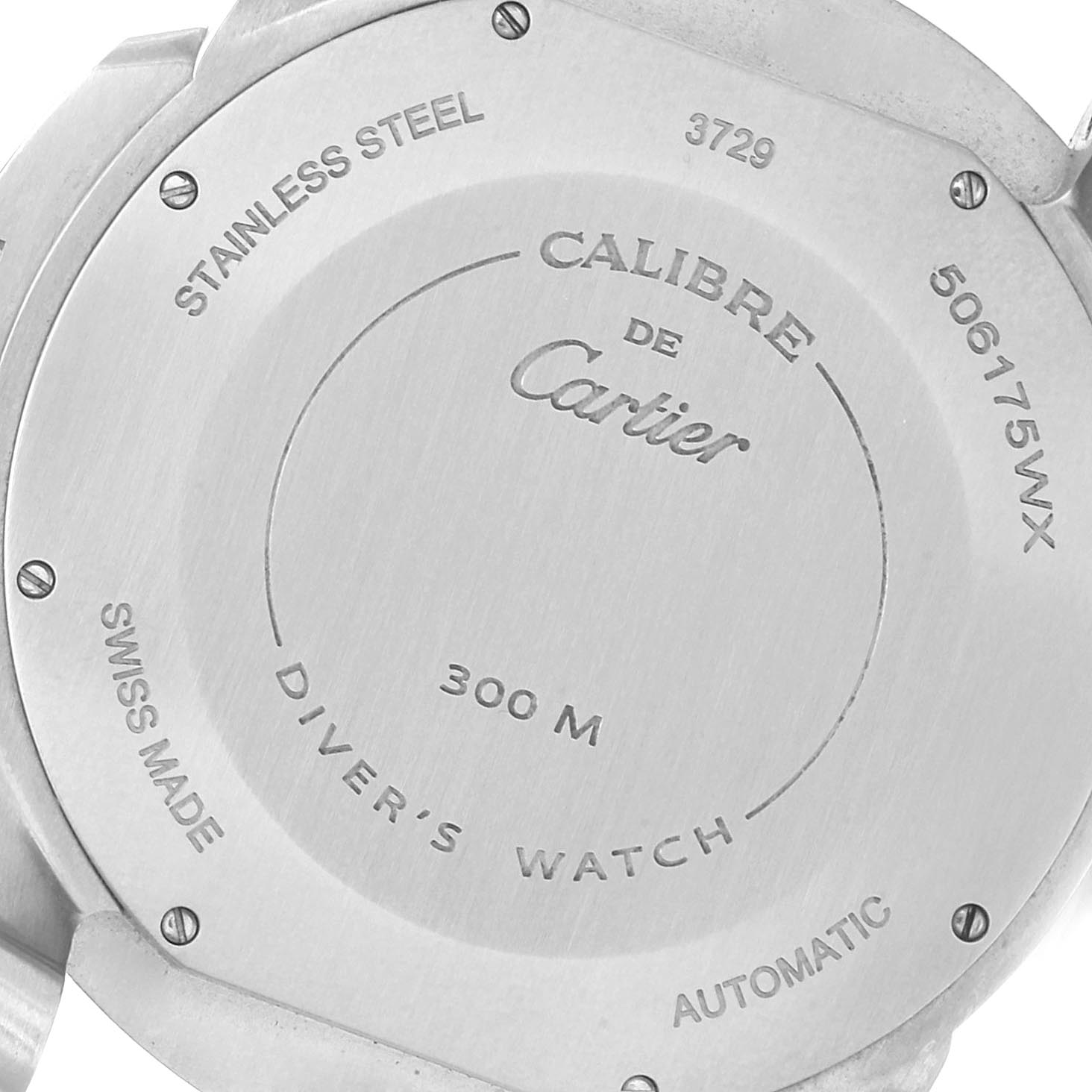 The image shows the case back of the Calibre de Cartier model by Cartier, highlighting its engravings and specifications.