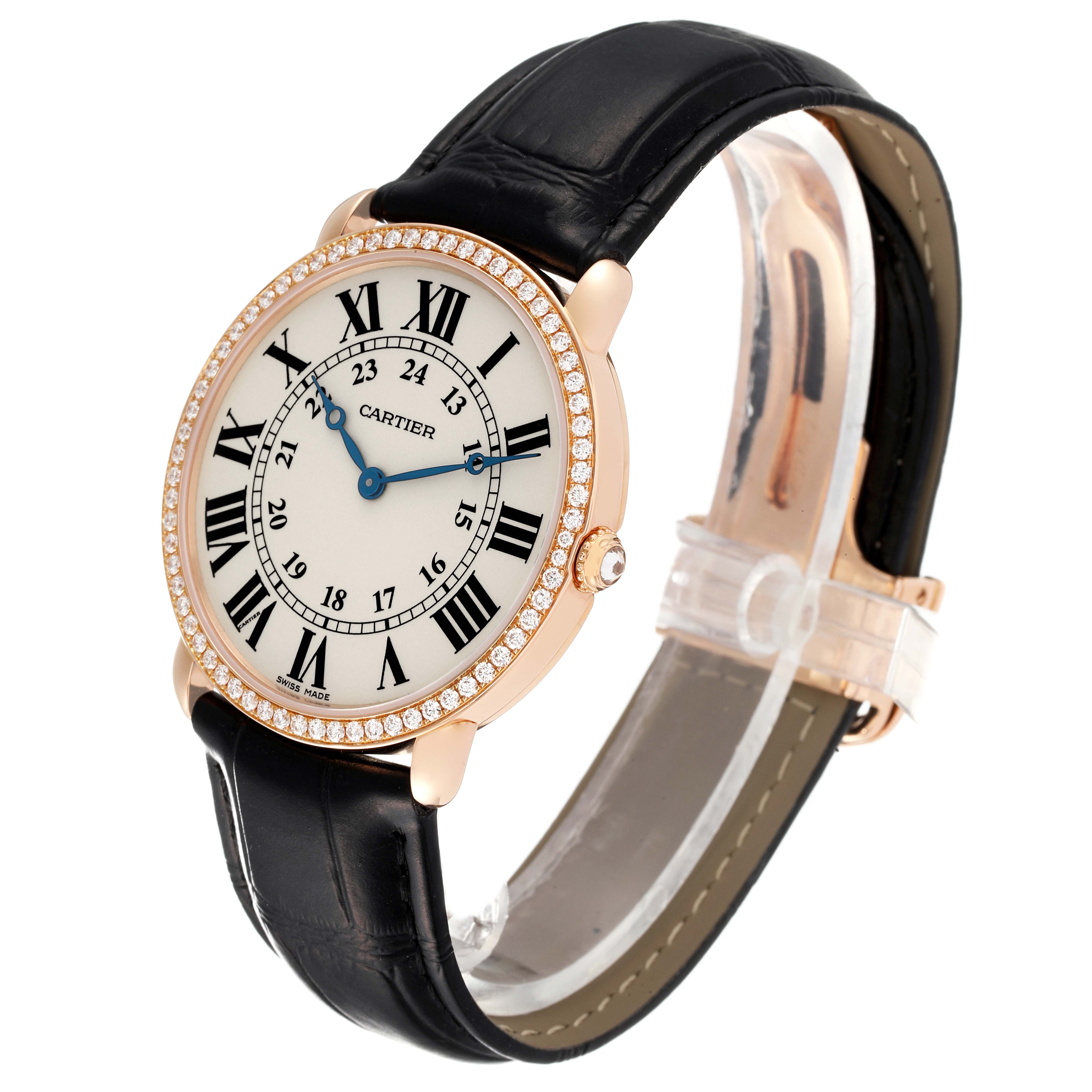 The Cartier Ronde WR000651 Men
s Rose Gold Silver Dial WR000651 Men
s Rose Gold Silver Dial model watch is shown in a side angle, displaying its face, bezel, and leather strap.