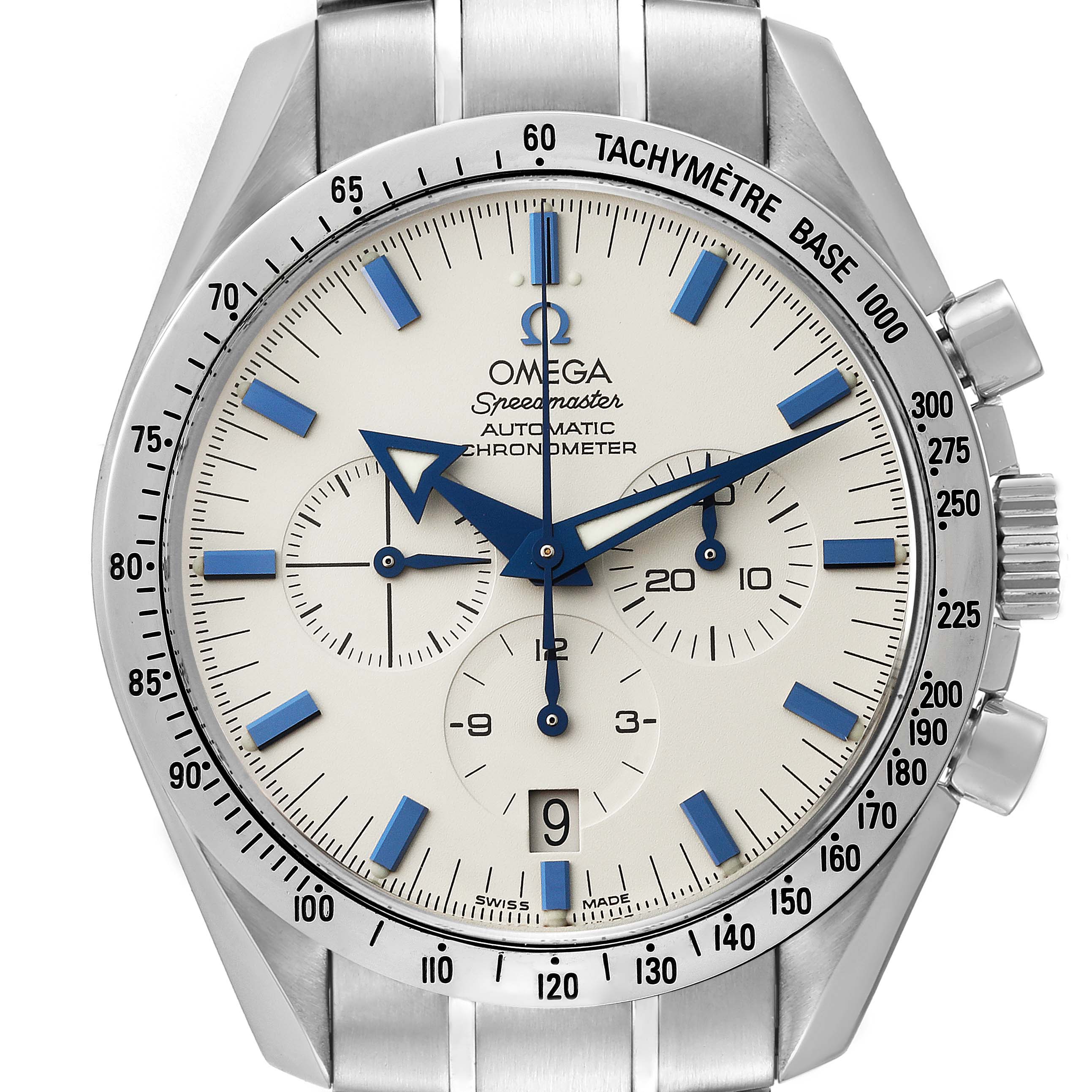 The image shows a close-up of the dial and bezel of an Omega Speedmaster 3551.20.00 Men's Stainless Steel White Dial 3551.20.00 Men's Stainless Steel White Dial watch, highlighting its chronograph subdials and tachymeter.