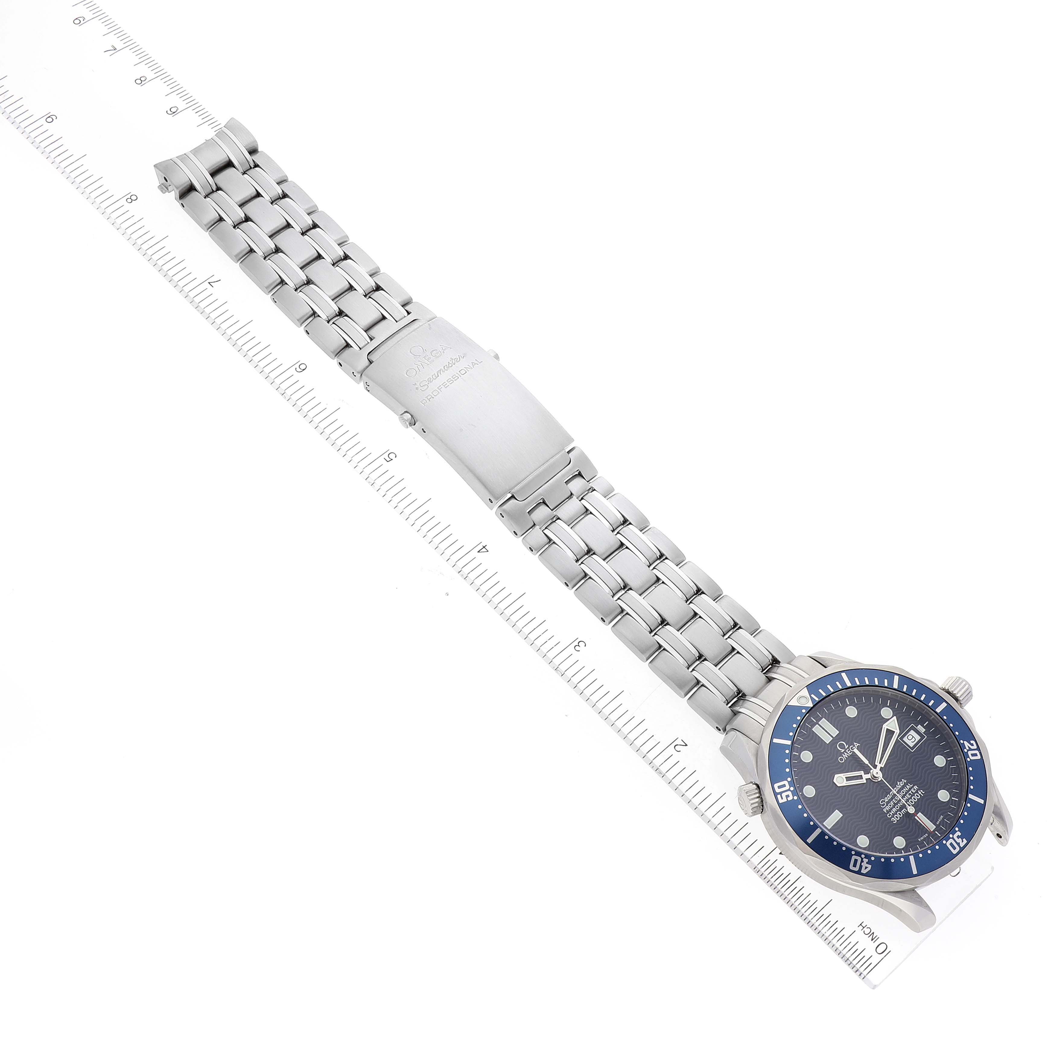 The image shows an Omega Seamaster 2531.80.00 Men's Stainless Steel Blue Dial 2531.80.00 Men's Stainless Steel Blue Dial watch lying flat, displaying its face, bracelet, and clasp clearly.