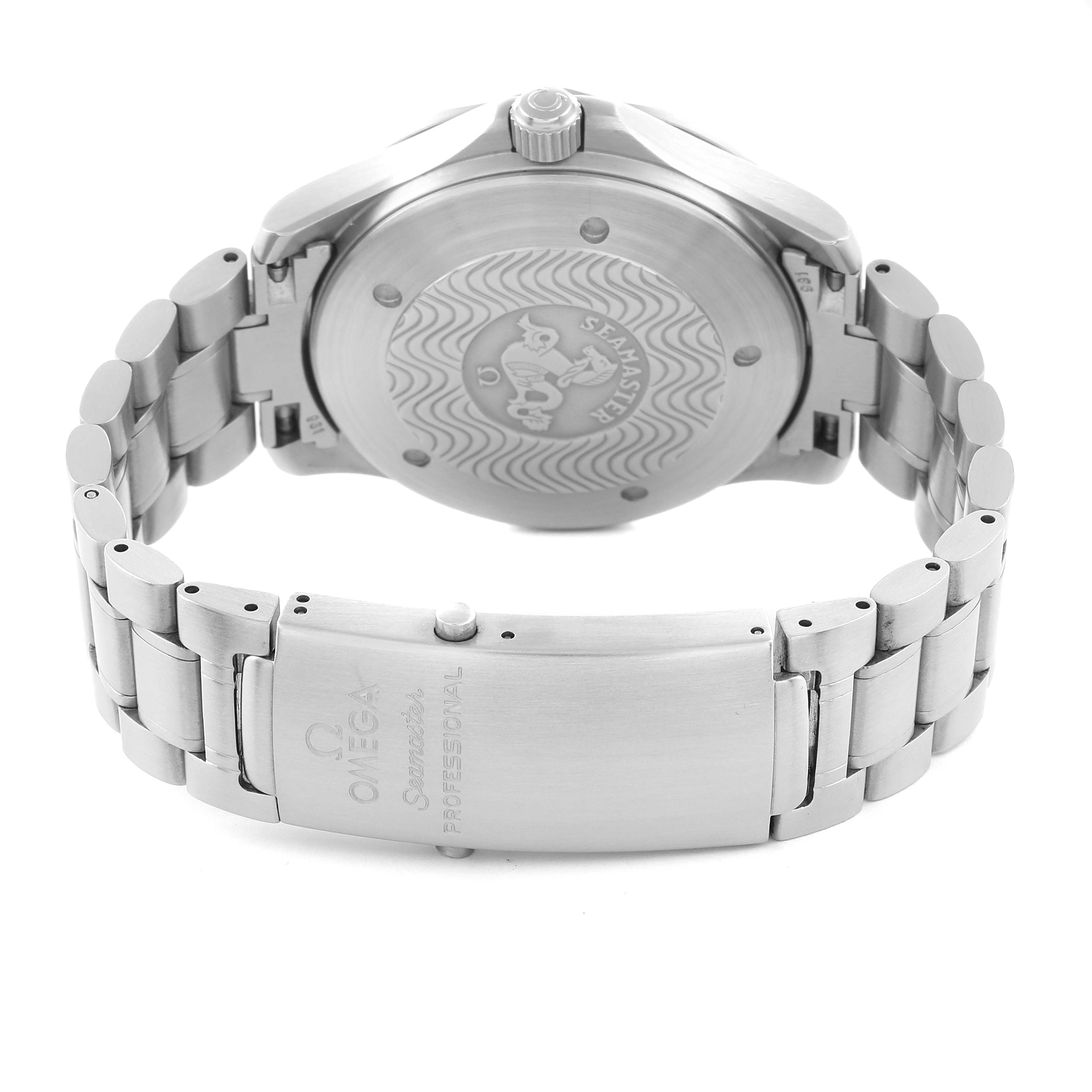 The image shows the back and clasp of an Omega Seamaster 2538.20.00 Men
s Stainless Steel White Dial watch, highlighting its bracelet and case back design.