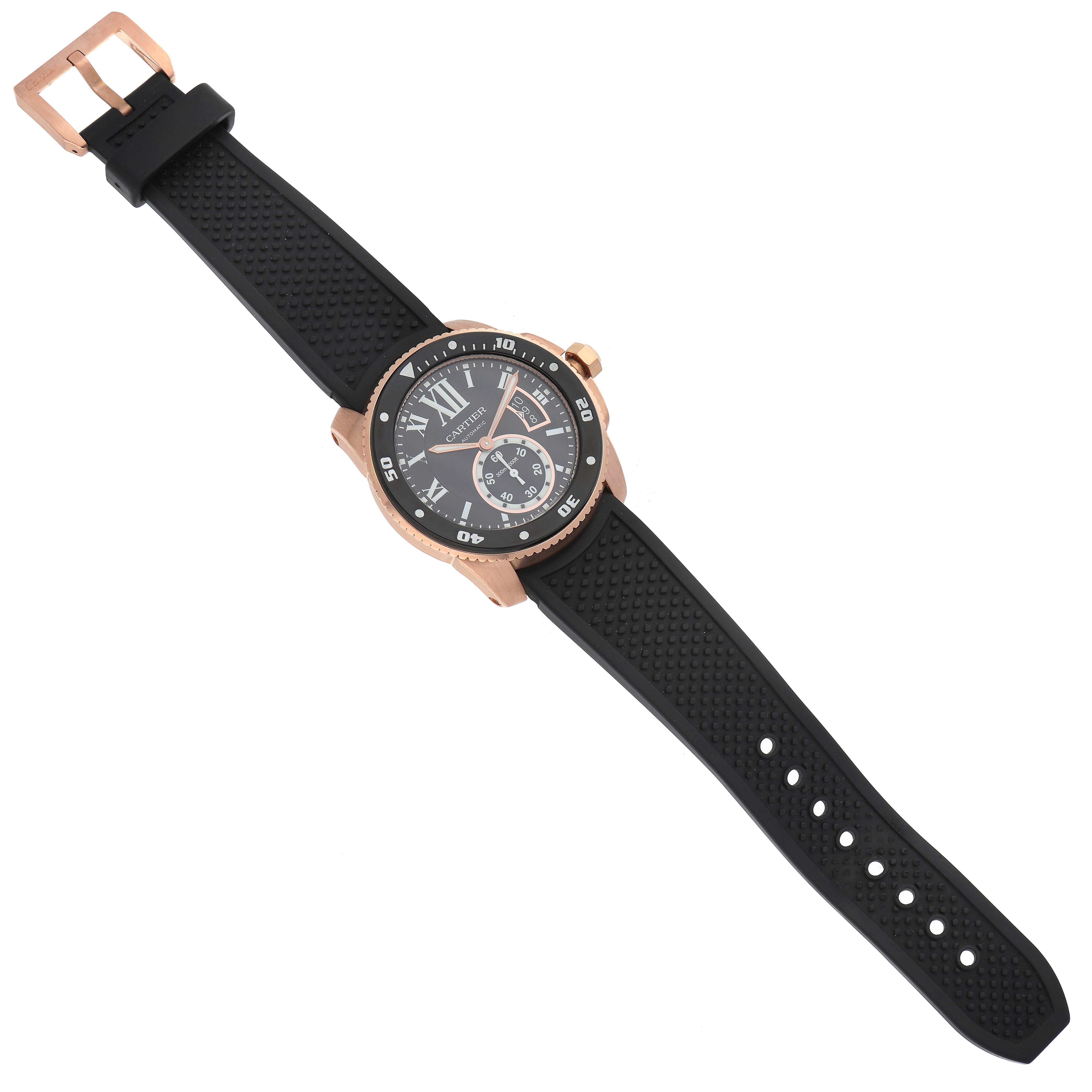 The image shows a top view of the Calibre de Cartier watch by Cartier, featuring a black strap and a round dial with a rose gold case.